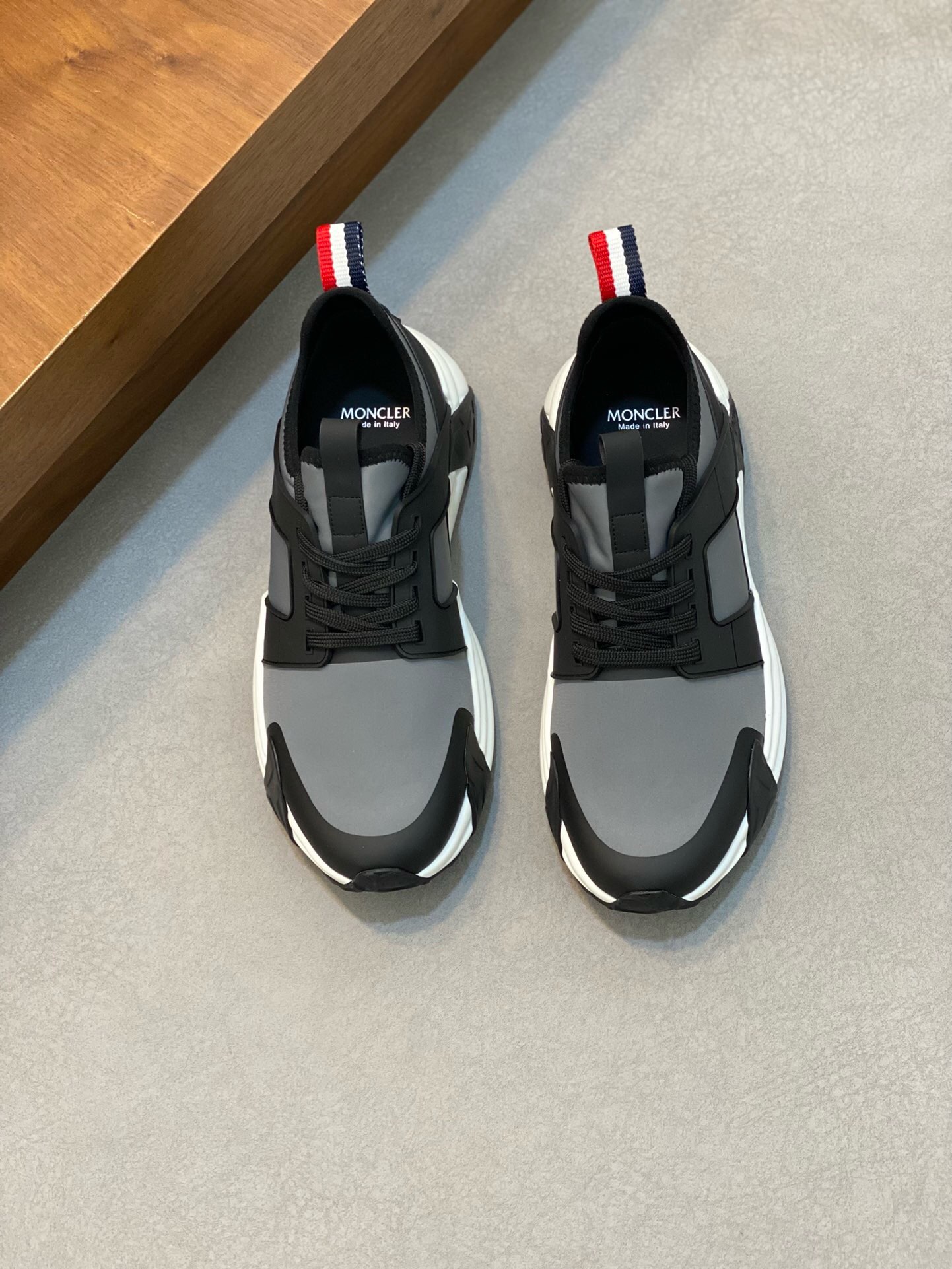 NO:218048,Brand MONCLER Color original color matching Size 39-44 Custom made 38.45 Price Material masked new casual white shoes Official website synchronization Upper imported cowhide stitching and splicing design, shoe tongue inlaid with iconic brand round rubber label, iconic three-stripe details, cowhide inner splicing mesh, original molded cowhide latex pad, foot bottom air compressed brand logo, original molded flat rubber foam light sole. Details can reach more than 98, cover-up casual shoes, christian louboutin, Moncler, cowhide19860909品牌MONCLER 颜色原版配色 码数39-44定做38.45 价格 材质蒙口新品休闲小白鞋 官网同步 鞋面意大利进口牛皮缝合拼接设计、鞋舌镶嵌标志性品牌圆胶标、标志性三条纹细节、牛皮内里拼接网布、原版开模牛皮乳胶垫、垫脚底部空压品牌标志LOGO、原版开模平底橡胶发泡轻底.细节与原版可达98以上相似、,蒙口 休闲鞋,christian louboutin,Moncler,cowhide,Men's shoes