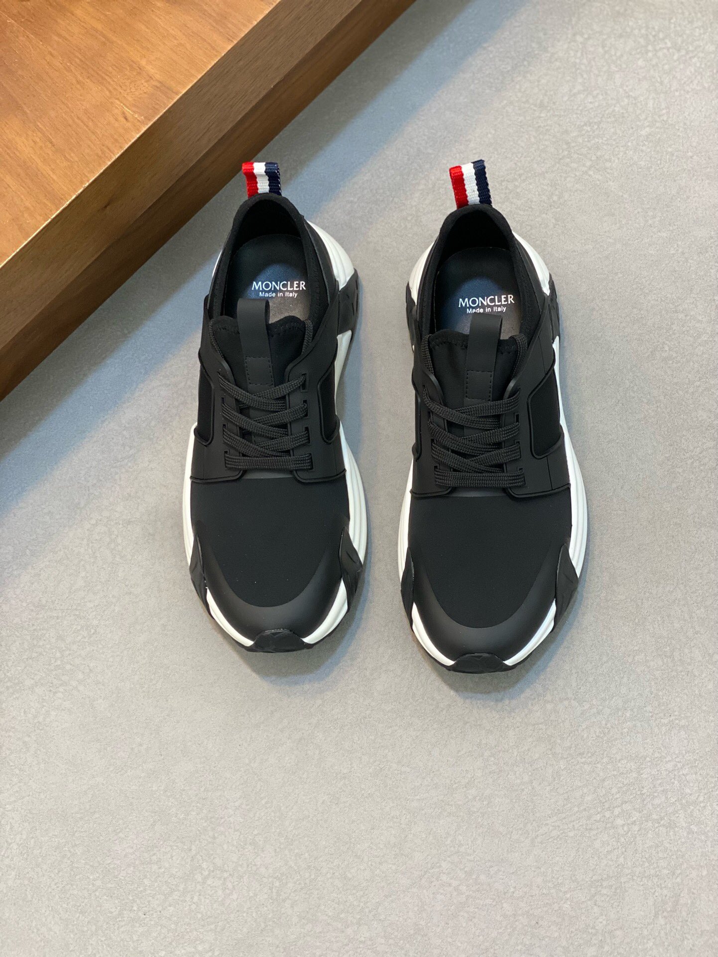 NO:219319,Brand MONCLER Color original color matching Size 39-44 Custom made 38.45 Price Material masked new casual white shoes Official website synchronization Upper imported cowhide stitching and splicing design, shoe tongue inlaid with iconic brand round rubber label, iconic three-stripe details, cowhide inner splicing mesh, original molded cowhide latex pad, foot bottom air compressed brand logo, original molded flat rubber foam light sole. Details can reach more than 98, cover-up casual shoes, christian louboutin, Moncler, cowhide19860909品牌MONCLER 颜色原版配色 码数39-44定做38.45 价格 材质蒙口新品休闲小白鞋 官网同步 鞋面意大利进口牛皮缝合拼接设计、鞋舌镶嵌标志性品牌圆胶标、标志性三条纹细节、牛皮内里拼接网布、原版开模牛皮乳胶垫、垫脚底部空压品牌标志LOGO、原版开模平底橡胶发泡轻底.细节与原版可达98以上相似、,蒙口 休闲鞋,christian louboutin,Moncler,cowhide,Men's shoes