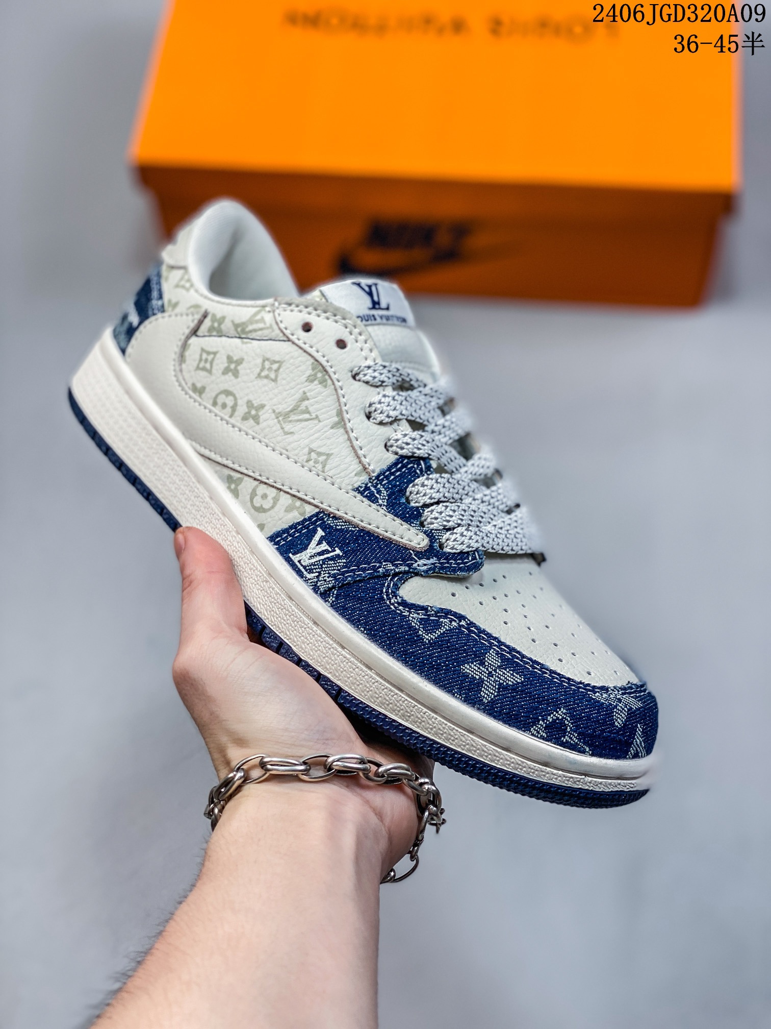 💰120
当红嘻哈歌手特拉维斯·斯科特联乘路易威登Louis Vuitton x Travis Scott x Nike Air Jordan 1 Low OG SP"Damier Azur/Brown/LV Monogram"AJ1乔丹一代经典低帮文化百搭休闲运动篮球鞋“TS联名LV倒钩”。
类型:男女鞋
货号:LX1988-104
码数:36-45含半码
编码06JGD320A06
