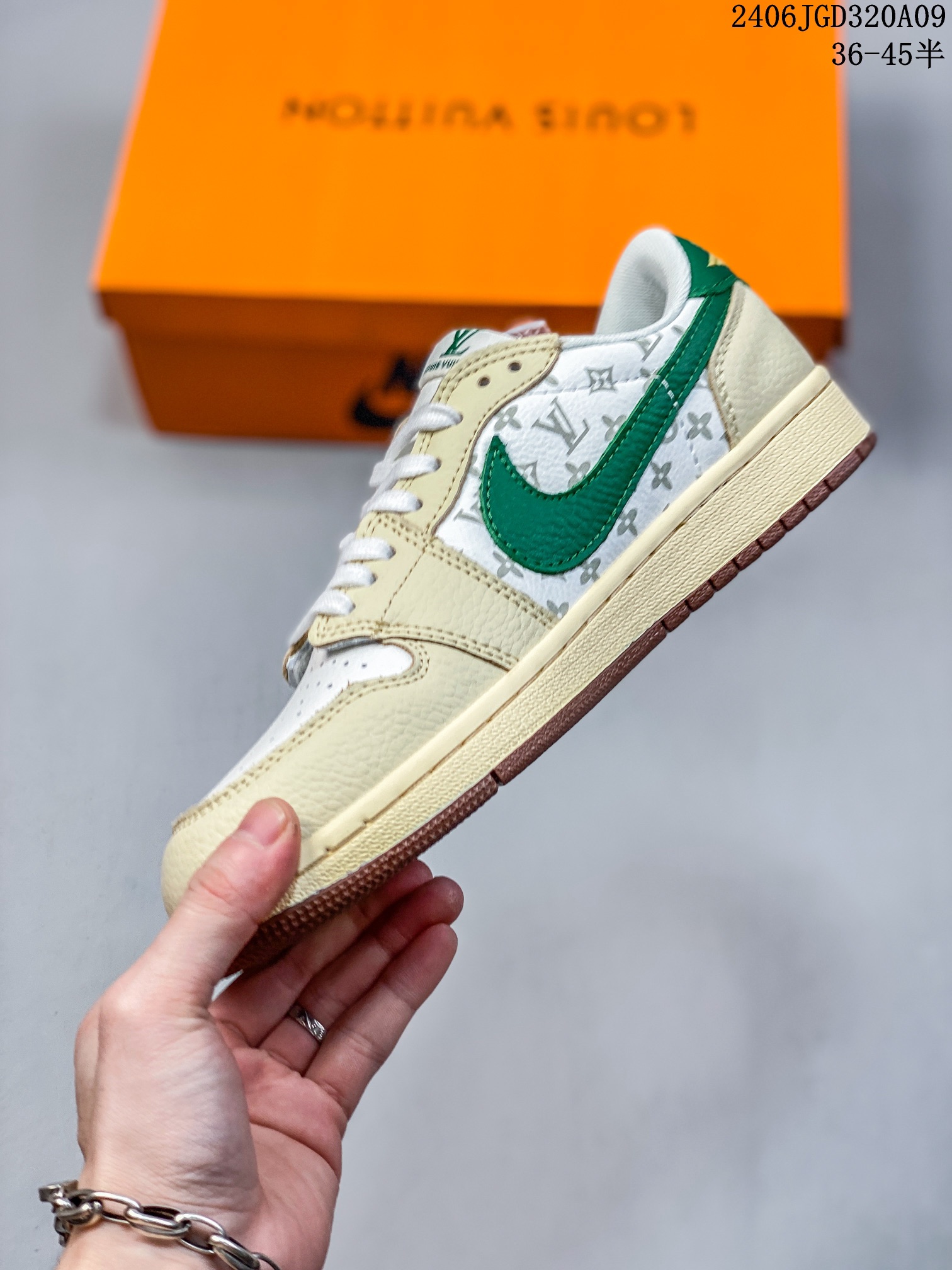 💰120
当红嘻哈歌手特拉维斯·斯科特联乘路易威登Louis Vuitton x Travis Scott x Nike Air Jordan 1 Low OG SP"Damier Azur/Brown/LV Monogram"AJ1乔丹一代经典低帮文化百搭休闲运动篮球鞋“TS联名LV倒钩”。
类型:男女鞋
货号:LX1988-104
码数:36-45含半码
编码06JGD320A06