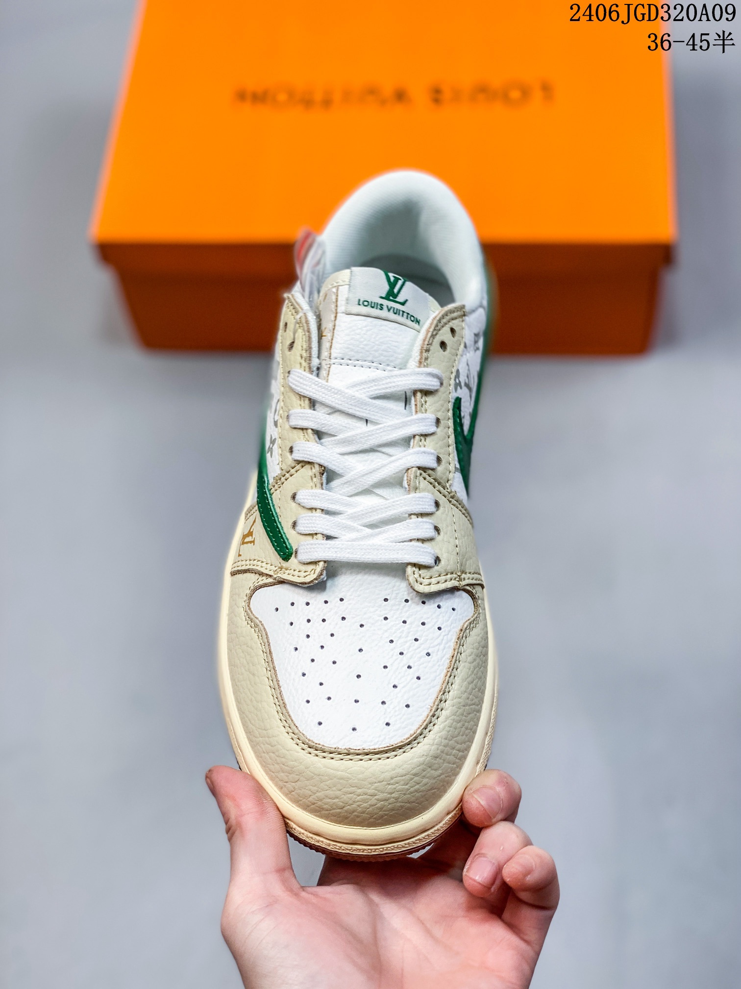 💰120
当红嘻哈歌手特拉维斯·斯科特联乘路易威登Louis Vuitton x Travis Scott x Nike Air Jordan 1 Low OG SP"Damier Azur/Brown/LV Monogram"AJ1乔丹一代经典低帮文化百搭休闲运动篮球鞋“TS联名LV倒钩”。
类型:男女鞋
货号:LX1988-104
码数:36-45含半码
编码06JGD320A06