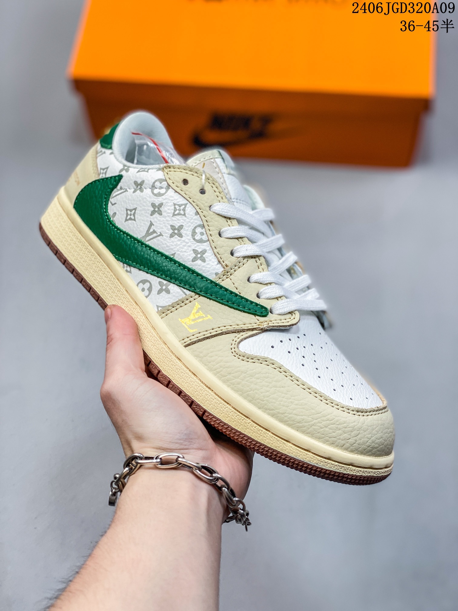 💰120
当红嘻哈歌手特拉维斯·斯科特联乘路易威登Louis Vuitton x Travis Scott x Nike Air Jordan 1 Low OG SP"Damier Azur/Brown/LV Monogram"AJ1乔丹一代经典低帮文化百搭休闲运动篮球鞋“TS联名LV倒钩”。
类型:男女鞋
货号:LX1988-104
码数:36-45含半码
编码06JGD320A06