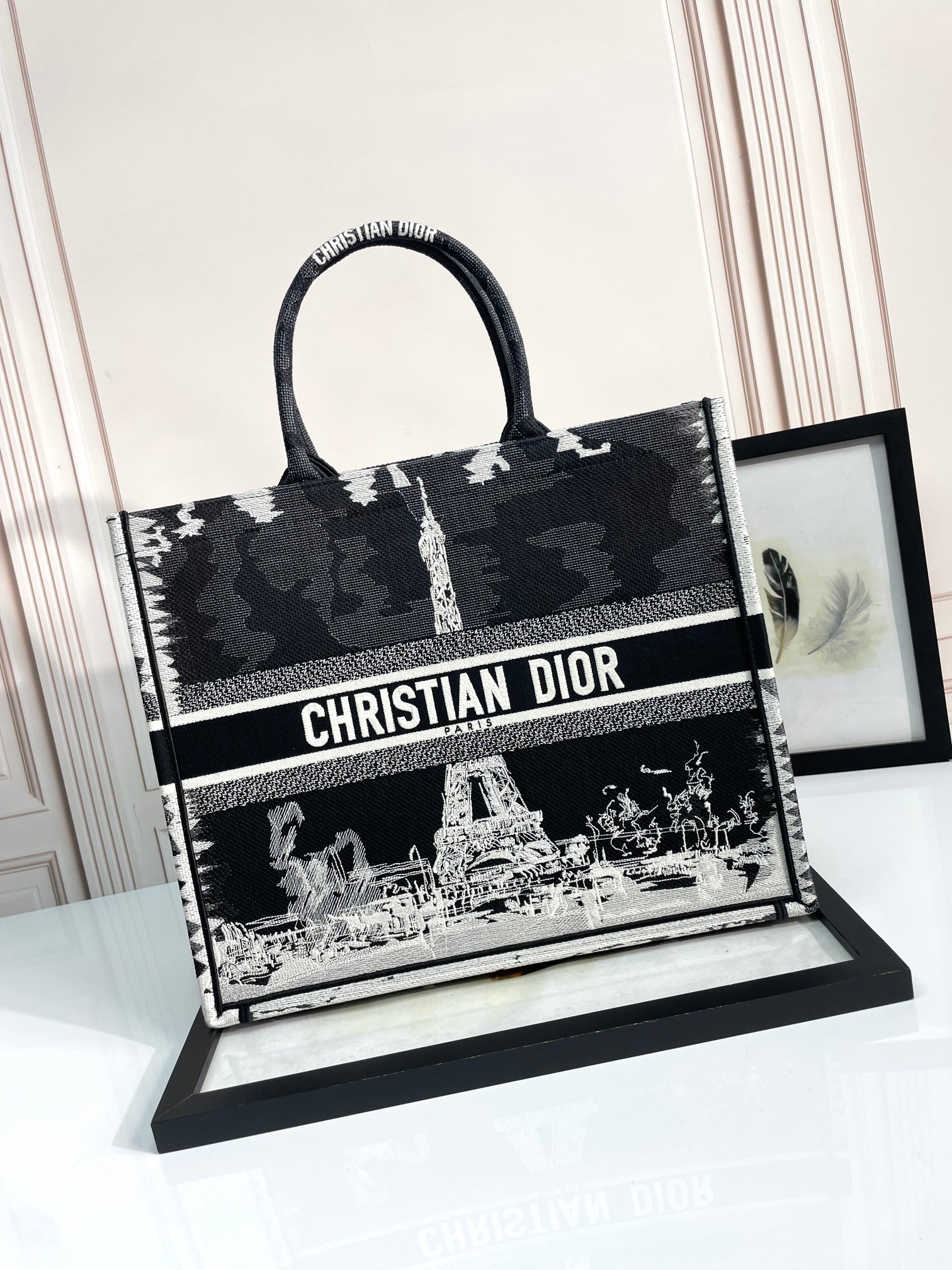 Dior迪奥购物袋托特这款 Book Tote 手袋由 Dior 女装 D6688