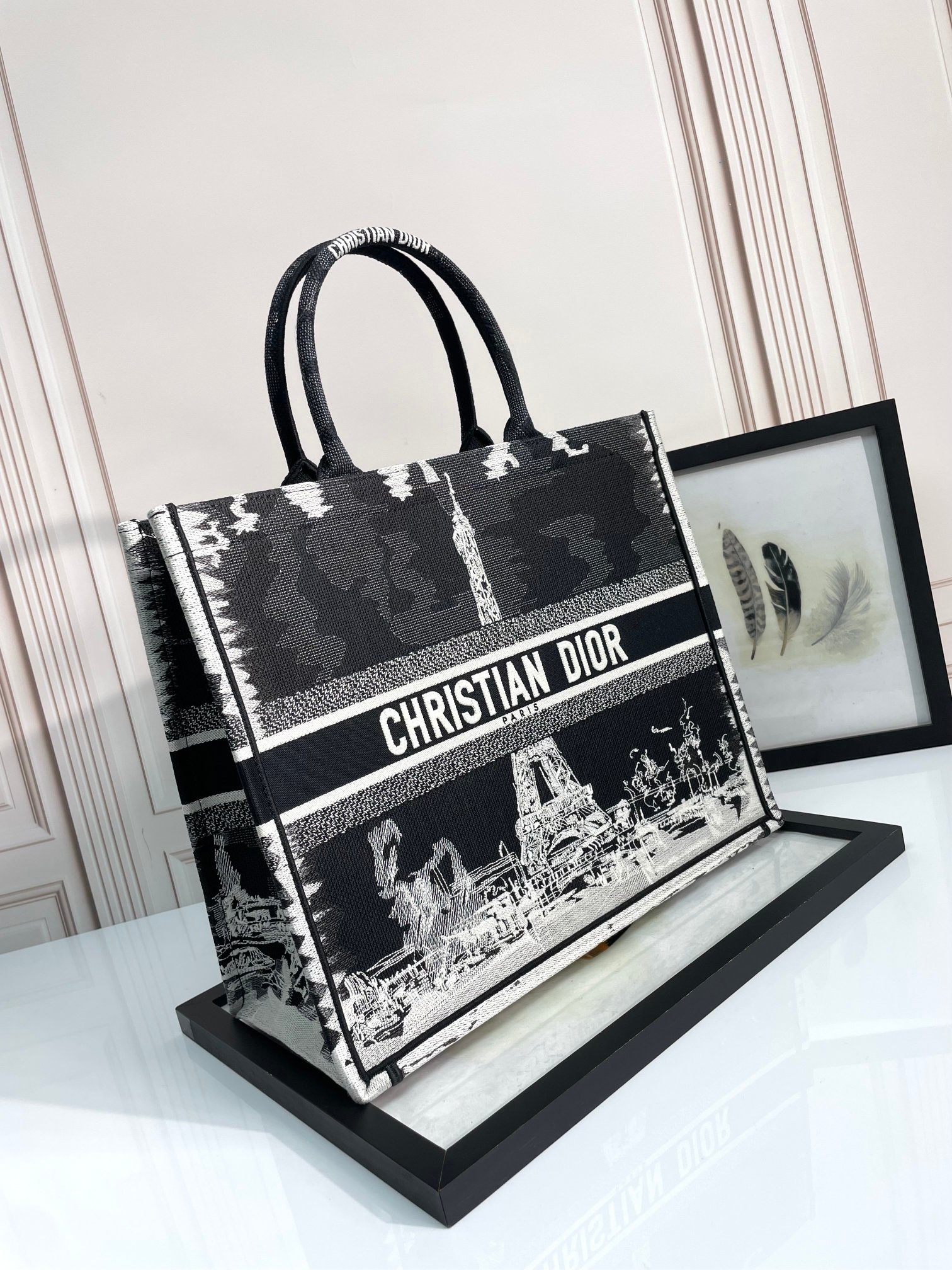 Dior迪奥购物袋托特这款 Book Tote 手袋由 Dior 女装 D6688