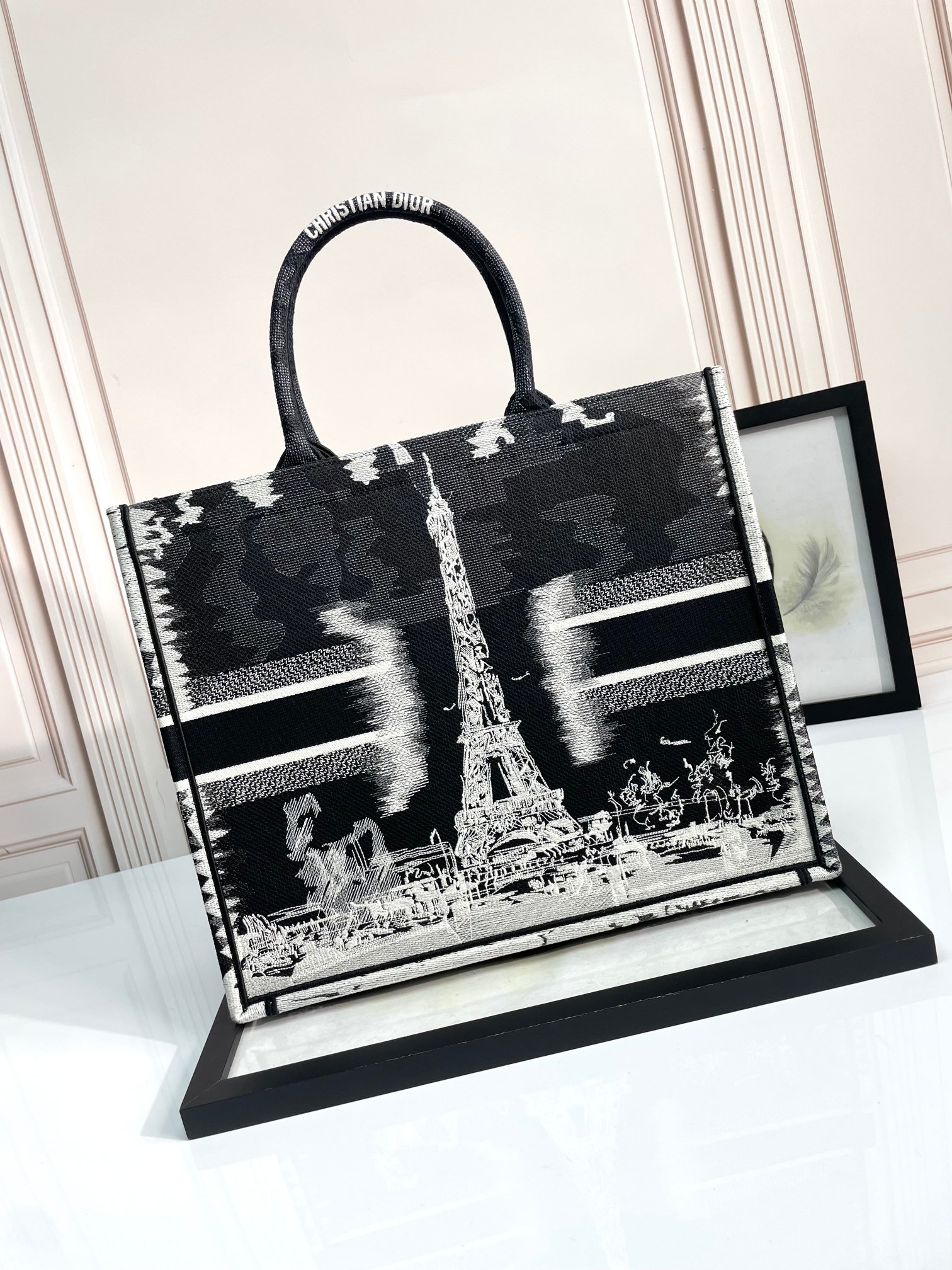 Dior迪奥购物袋托特这款 Book Tote 手袋由 Dior 女装 D6688