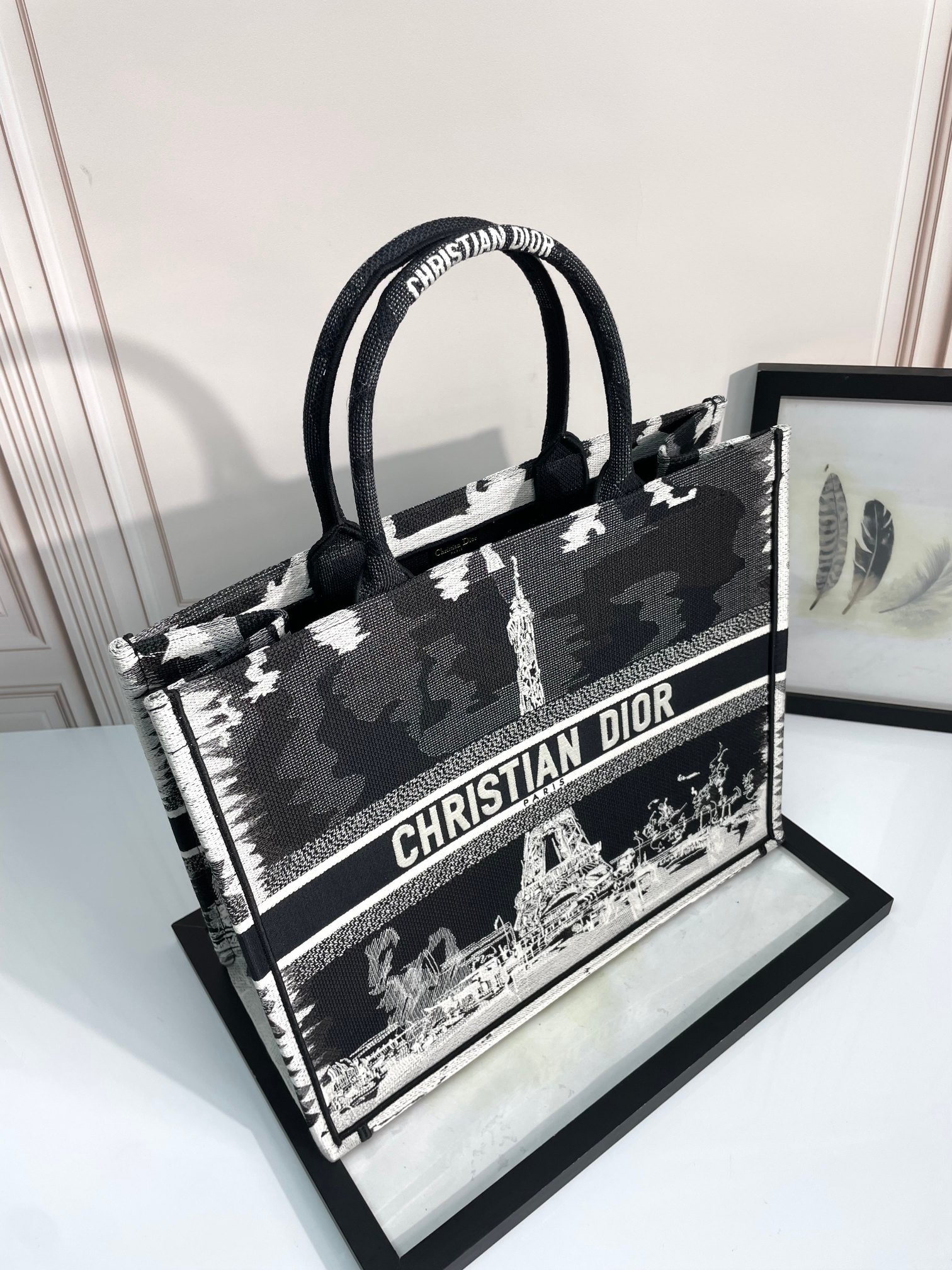 Dior迪奥购物袋托特这款 Book Tote 手袋由 Dior 女装 D6688