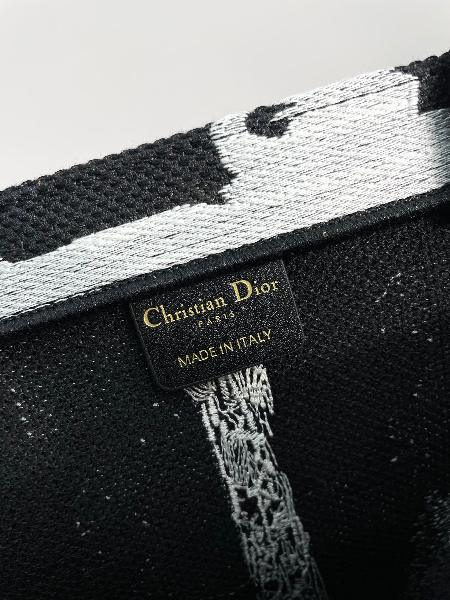 Dior迪奥购物袋托特这款 Book Tote 手袋由 Dior 女装 D6688