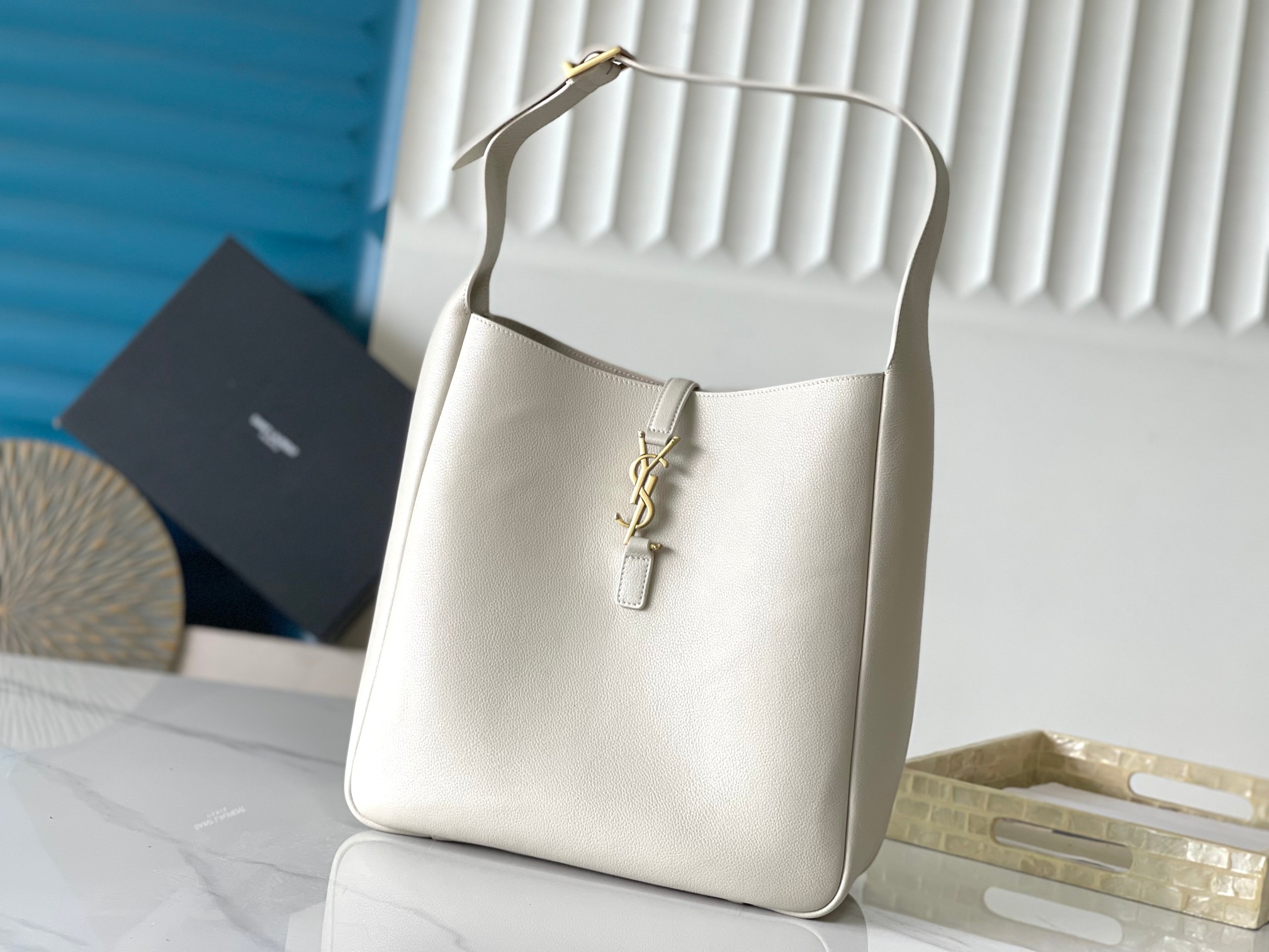 Grand sac baguette en cuir lisse avec fermoir à insertion