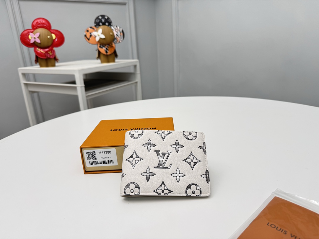 NO:672062,[Top Original Order] M83380 White This compact Multiple wallet is made of Monogram Shadow calfskin, with blue and white tones that are full of modernity. The soft calfskin and Monogram embossed pattern have a unique touch, and multiple compartments and pockets make the design more practical. Size: 11.5 x 9 x 1.5cm.., LV wallet, louis vuitton, wallets, cowhide19860909【顶级原单】M83380白 這款小巧的Multiple錢包以Monogram Shadow小牛皮製作,藍拼白色調散現代感十足.柔軟的小牛皮和Monogram壓紋圖案別具觸感,而多個夾層和口袋令設計更為實用.尺寸:11.5 x 9 x 1.5cm..,LV钱包,louis vuitton,wallets,cowhide,欧美剧