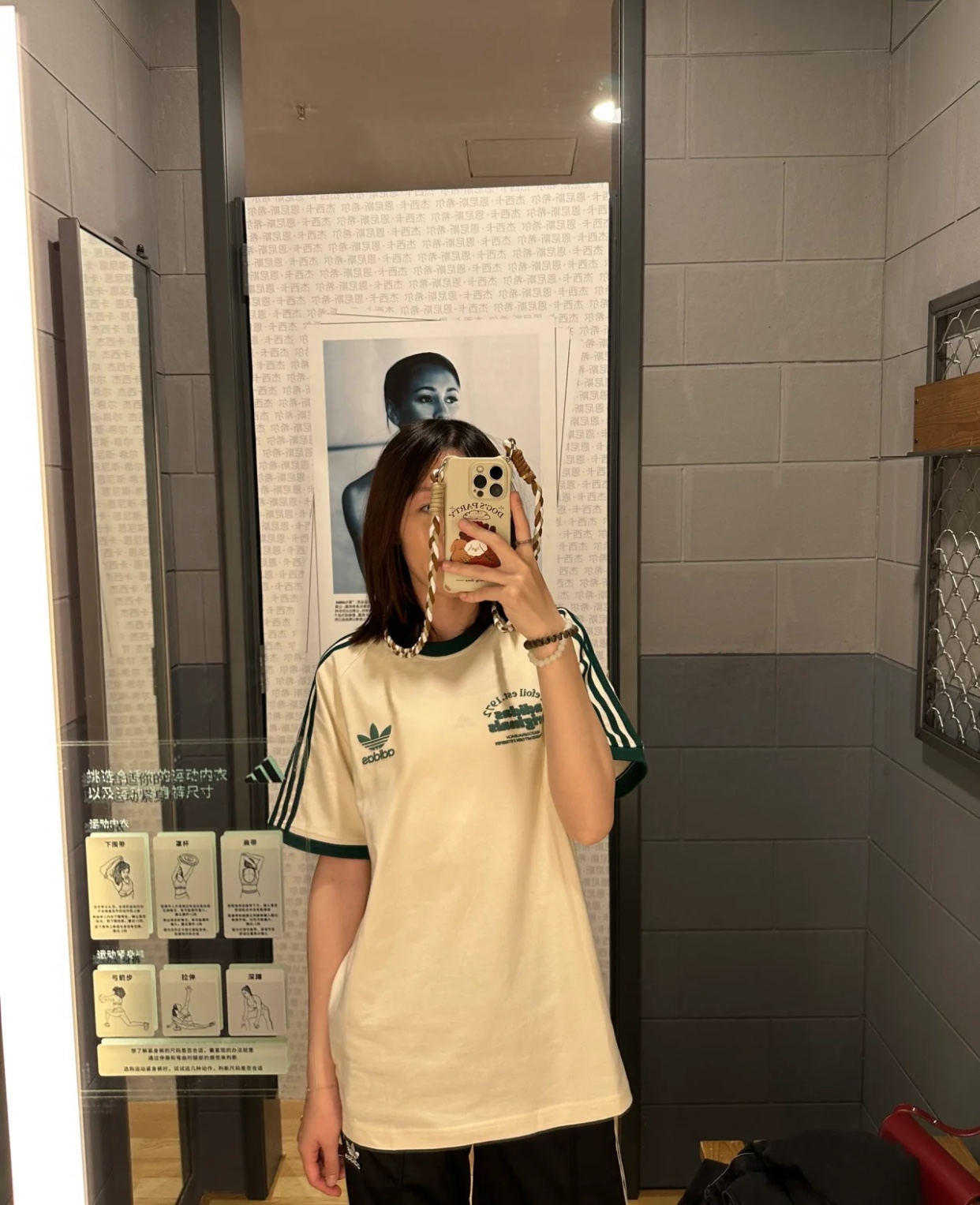 P80💰
三叶草拼色宽松版型，发泡印花太精致了！男女宝子们都可以驾驭的类型！
纯棉260g双纱面料！（独家背景）
码数：S M l Xl    （高质量）
颜色：黑，米