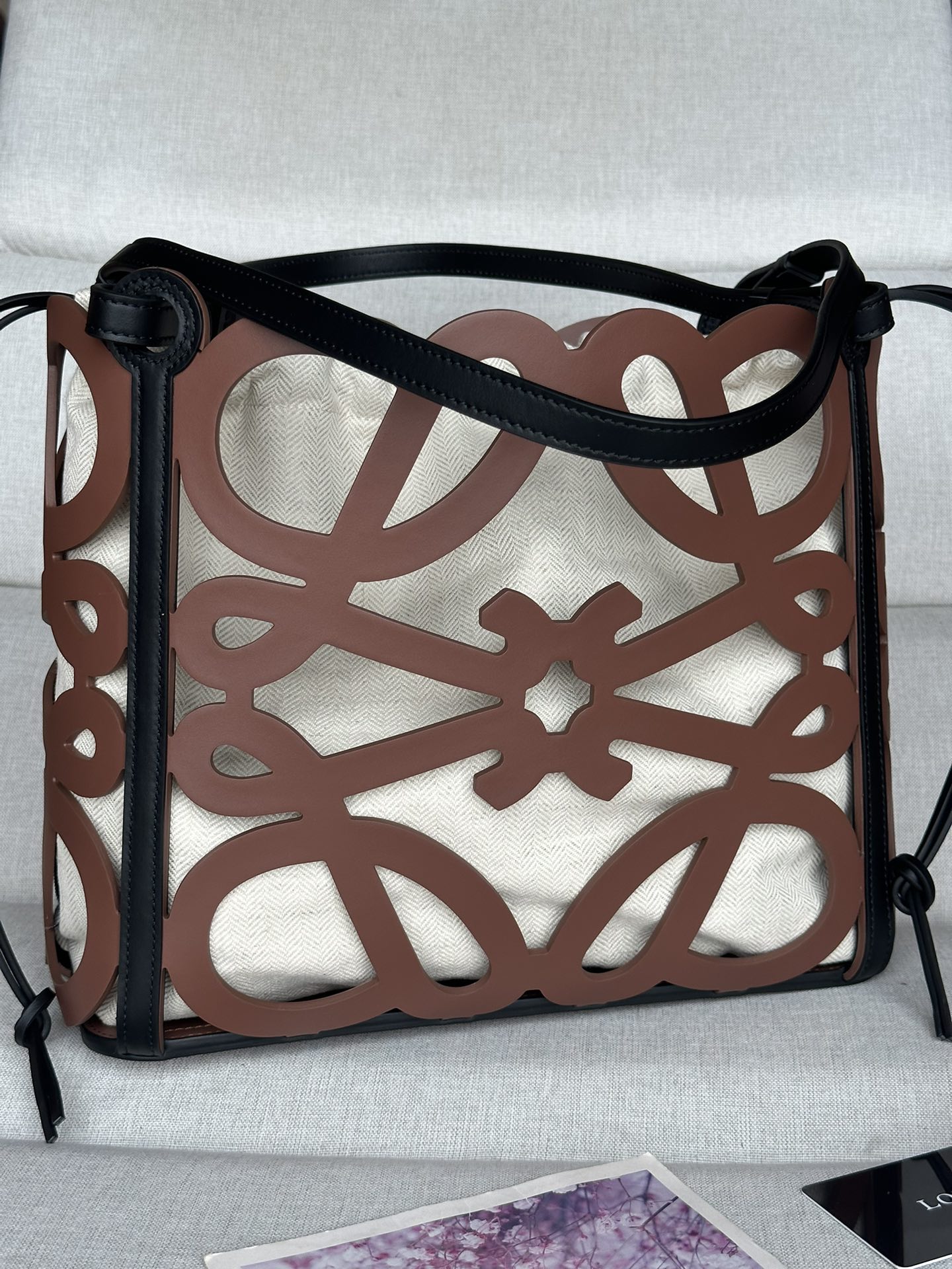 NO:341145,The special cowhide leather hollow Anagram Tote handbag really grows on my aesthetics, with a large hollow black logo, built-in linen inner bag, and a thin rope that can be retracted on both sides. The armpit back is not a problem at all. This multi-functional, versatile and casual capacity is touching, and it also has a fashionable Tote handbag made of Anagram pattern hollow cowhide leather, and is equipped with cowhide leather handles and herringbone cotton canvas belt inner bag. This version is small-sized version, not much. The fashionable L0EWE hollow bag has two colors for both practicality and appearance. After trying the back of the upper body, I chose brown hollow not to pick the season. The main thing is to fit the clothes. Basically, everything you go out every day can be stuffed with the lower * shoulder or top handle to carry * cowhide leather drawstring. Size 32CM~27CM~11CM  Model number 10678 Color brown, special grade Loewe, loewe, cowhide19860909特级 牛皮革镂空 Anagram Tote 手袋真的长在我的审美上,镂空黑色大logo,内置麻质内袋,两边有可以收缩的细绳,腋下背完全不是问题酷帅酷帅,这款多功能 ,百搭休闲容量感人的同时还带着时尚感Tote 手袋采用 Anagram 图案镂空牛皮革制成,并配有牛皮革提手和人字形棉帆布束带内袋这个版本为小尺寸版本不多不少 时髦度刚刚好的L0EWE镂空包一款实用性和颜值兼具的tote有两个配色,上身试背之后还是选择了棕色镂空不挑季节主要是和衣服都能搭容量基本上日常出门的东西都能塞的下*肩挎或顶部提手携带*牛皮革抽绳 尺寸32CM~27CM~11CM 款号10678 颜色棕色,特级罗意威,loewe,cowhide,Bag