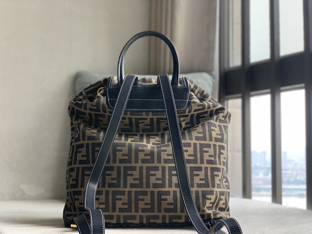 Fendi Middle-hand backpackPresbyopia