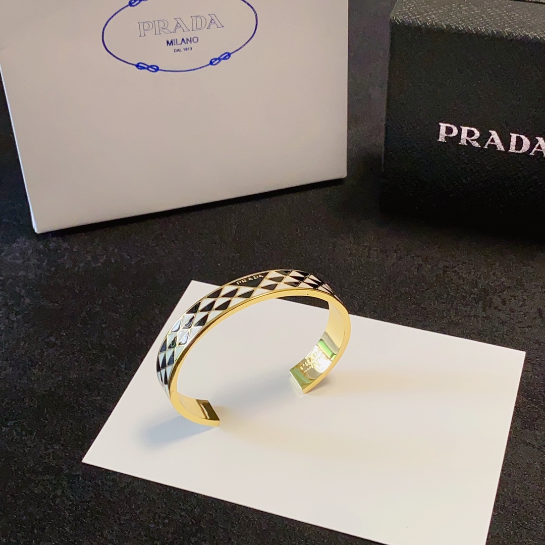 “Prada Zirada: High-Level Black-and-White Triangler Bling with Fine Craft and High Price” - 图片 7