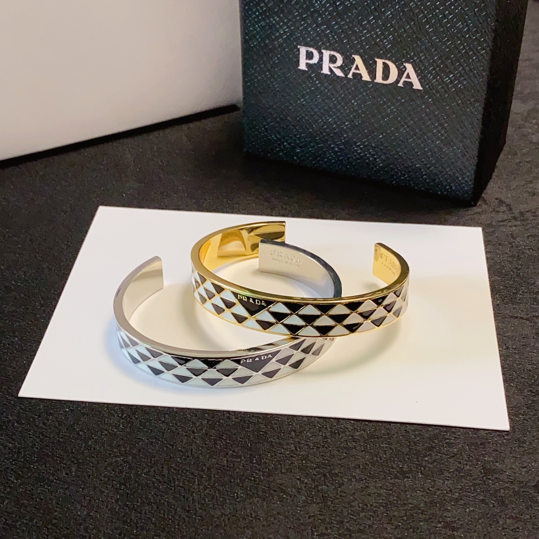 “Prada Zirada: High-Level Black-and-White Triangler Bling with Fine Craft and High Price” - 图片 6