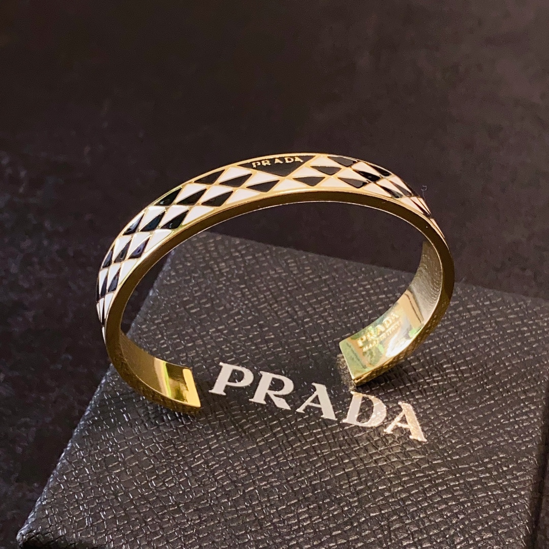 “Prada Zirada: High-Level Black-and-White Triangler Bling with Fine Craft and High Price” - 图片 4
