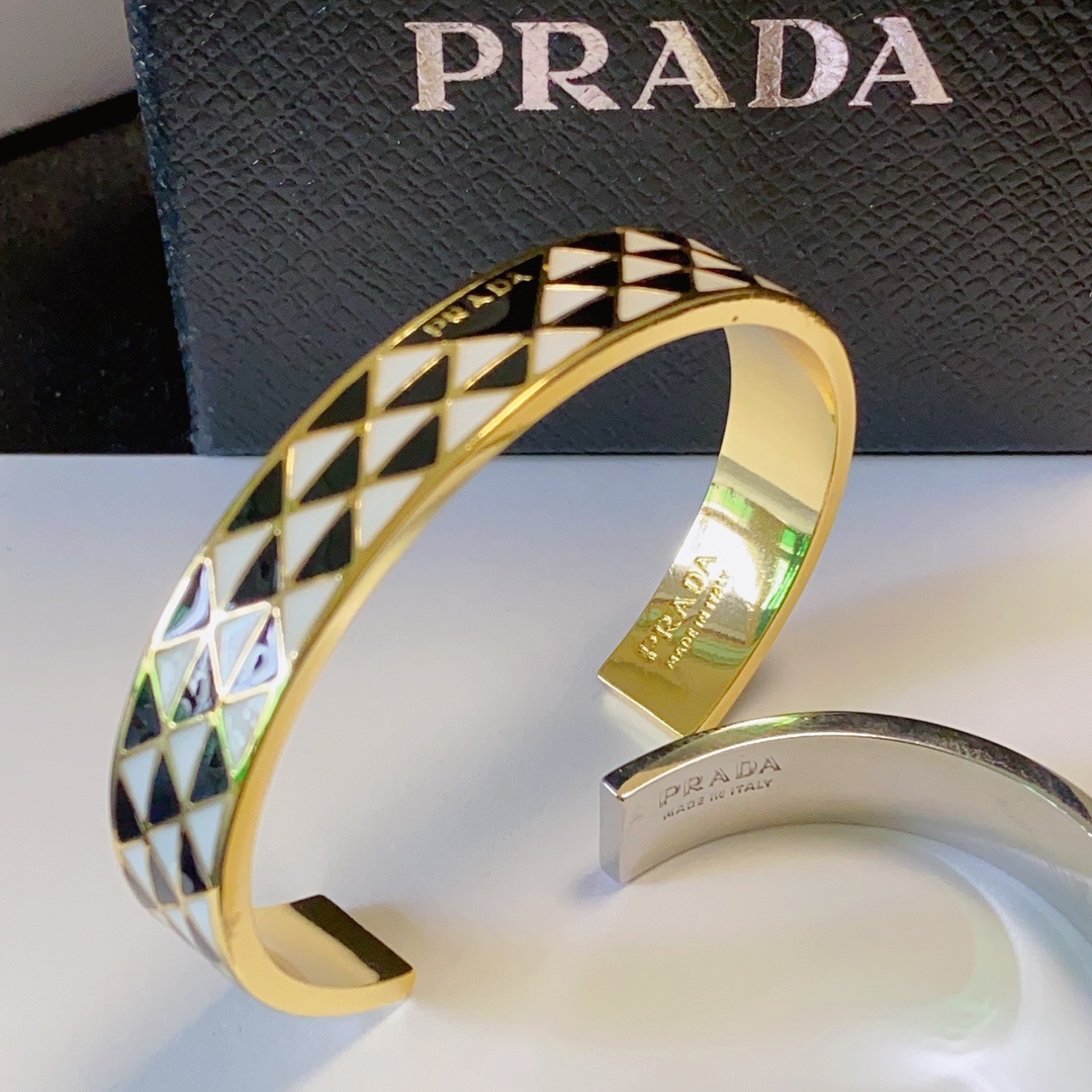 “Prada Zirada: High-Level Black-and-White Triangler Bling with Fine Craft and High Price” - 图片 5