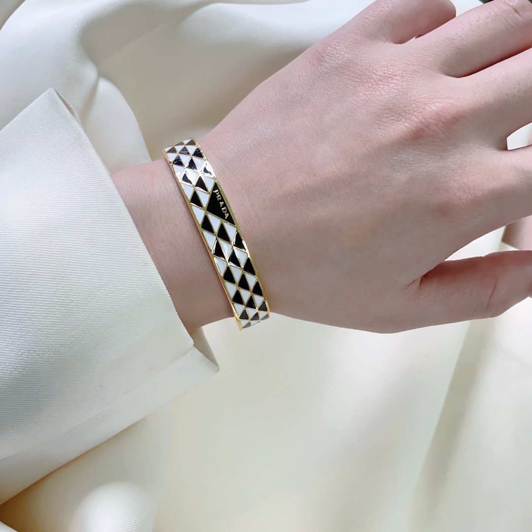 “Prada Zirada: High-Level Black-and-White Triangler Bling with Fine Craft and High Price” - 图片 3