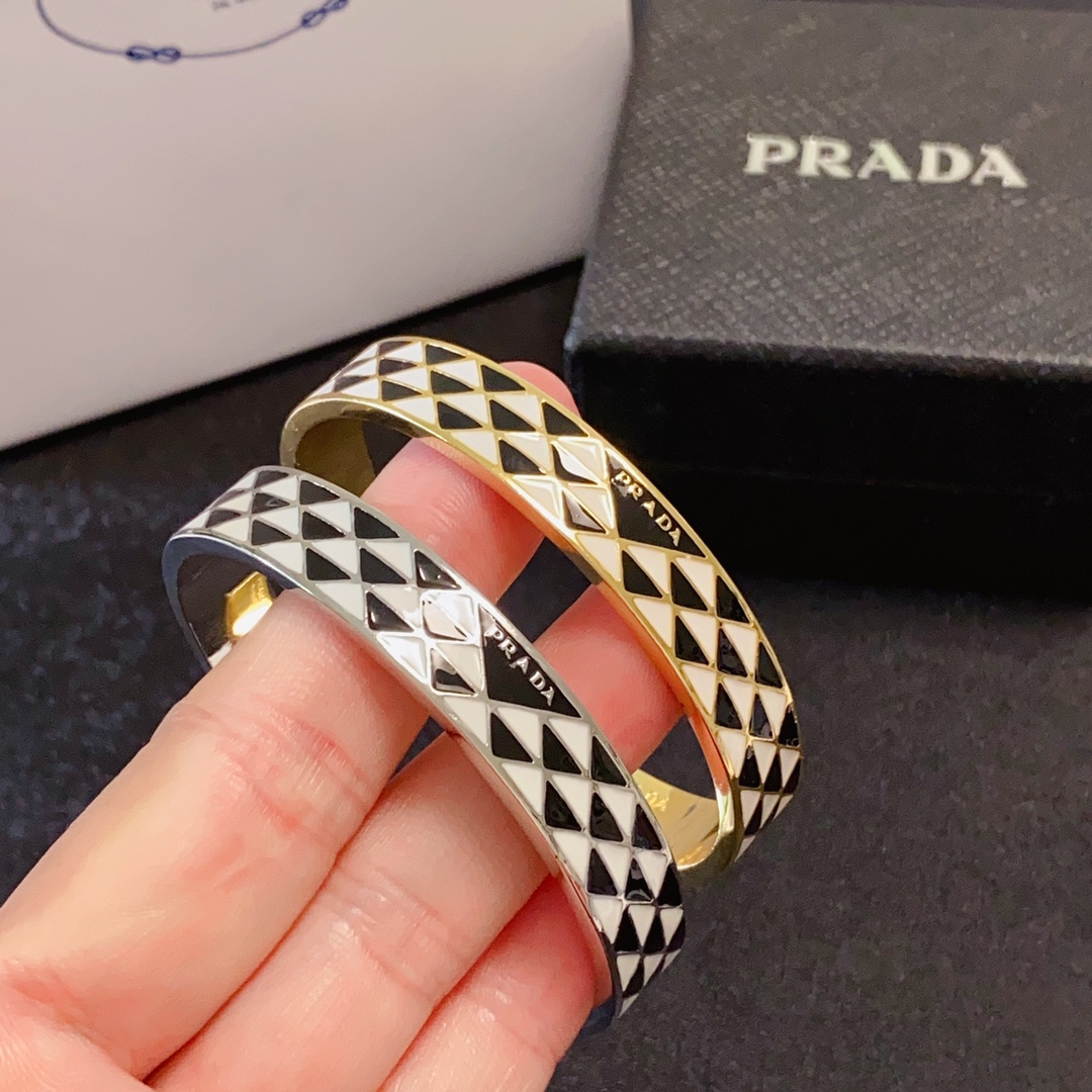 “Prada Zirada: High-Level Black-and-White Triangler Bling with Fine Craft and High Price” - 图片 8