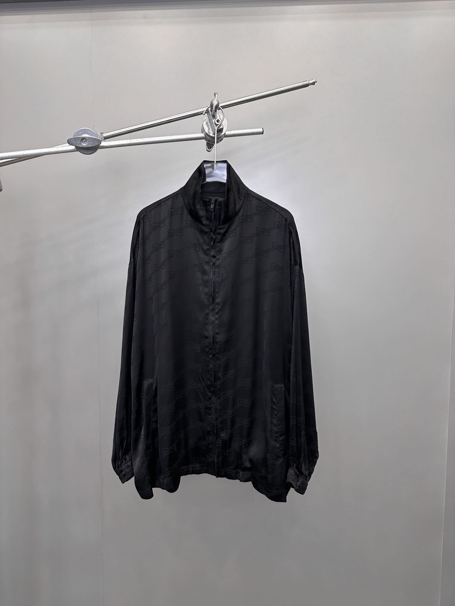  🆕NEW｜新款外套，人丝面料自带光泽感，定制暗纹提花质感超棒，后背高温烫钻设计感十足，定制五金细节质感