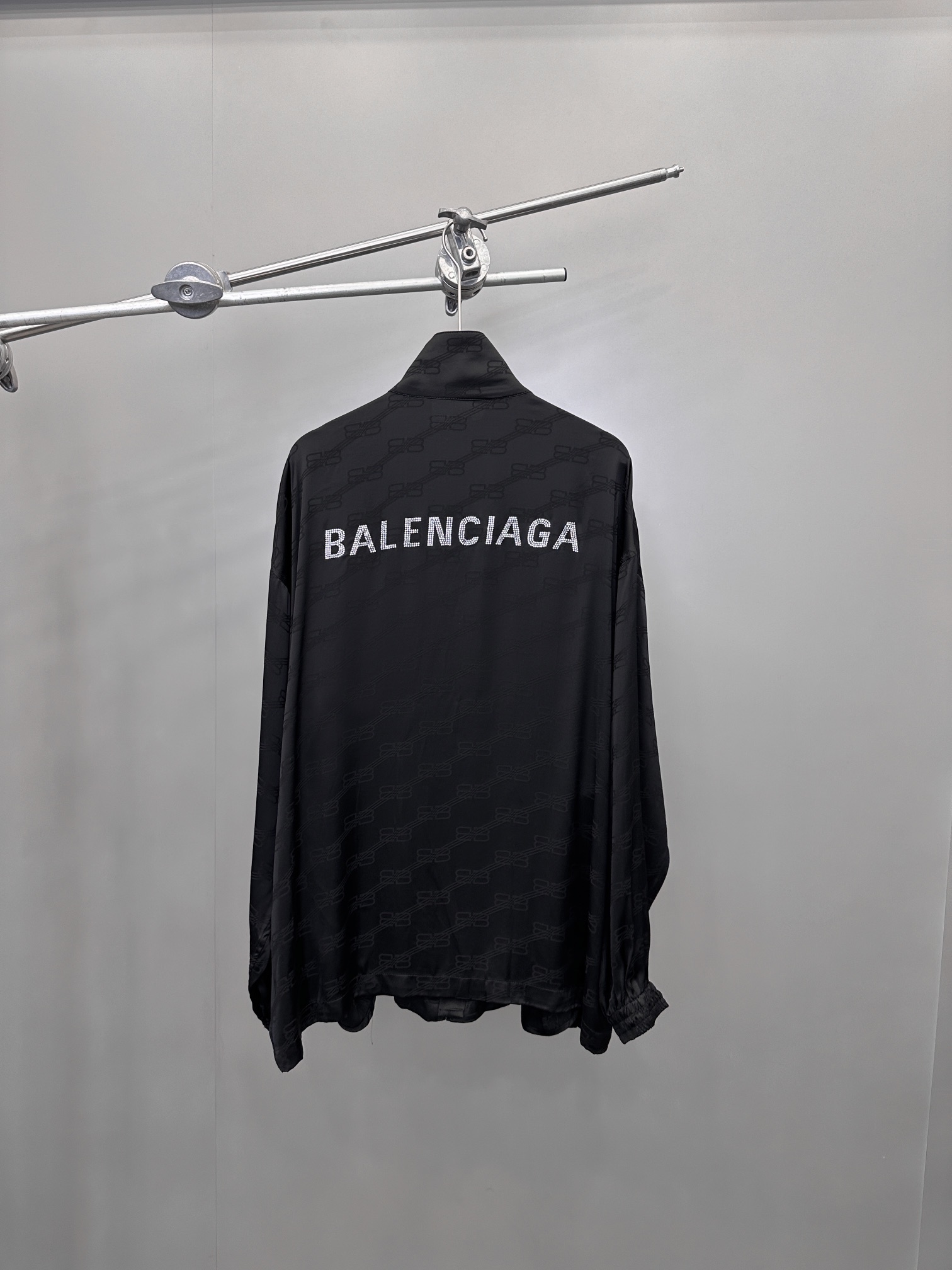  🆕NEW｜新款外套，人丝面料自带光泽感，定制暗纹提花质感超棒，后背高温烫钻设计感十足，定制五金细节质感