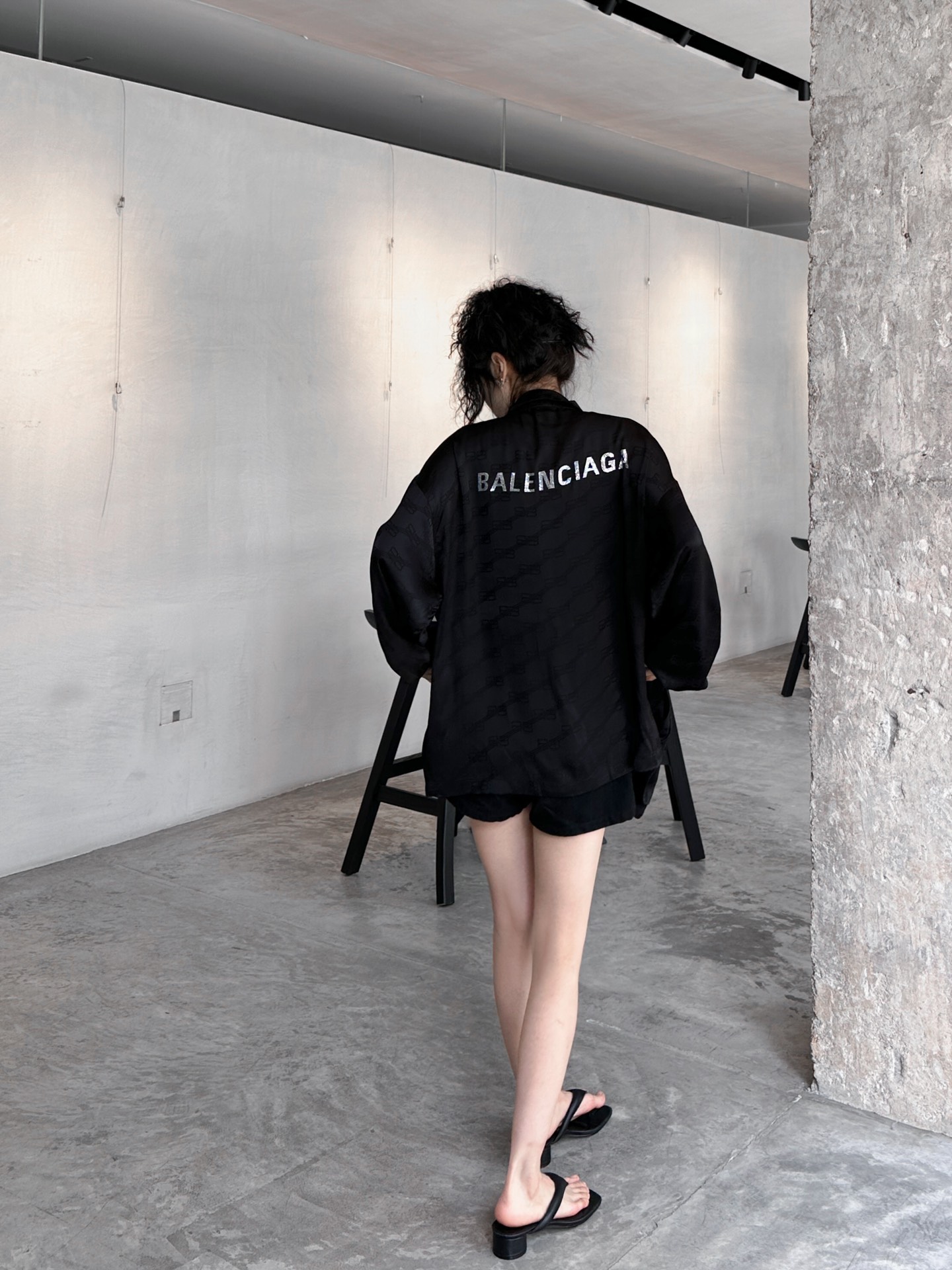  🆕NEW｜新款外套，人丝面料自带光泽感，定制暗纹提花质感超棒，后背高温烫钻设计感十足，定制五金细节质感