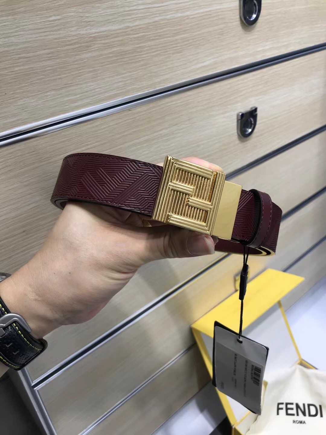 NO:139271,Delivery counter packaging, punching needle, new model FD width 35 MM supports NFC chip scanning, logo shaped belt, original glossy inter-textured F rivet buckle, imported original burgundy calfskin made with original embossed, gold-plated surface metal products, quality assurance, non-market currency!  , belt, cowhide, gold plating19860909配送专柜包装 打孔针  新款 FD 宽35 MM 支持NFC 芯片扫描,标志造型皮带,原版亮面间纹F铆钉扣,进口原版 酒红色小牛皮配原版压花制成,镀金表面金属制品,品质保证,非市场通货！,皮带,cowhide,gold plating,Belt