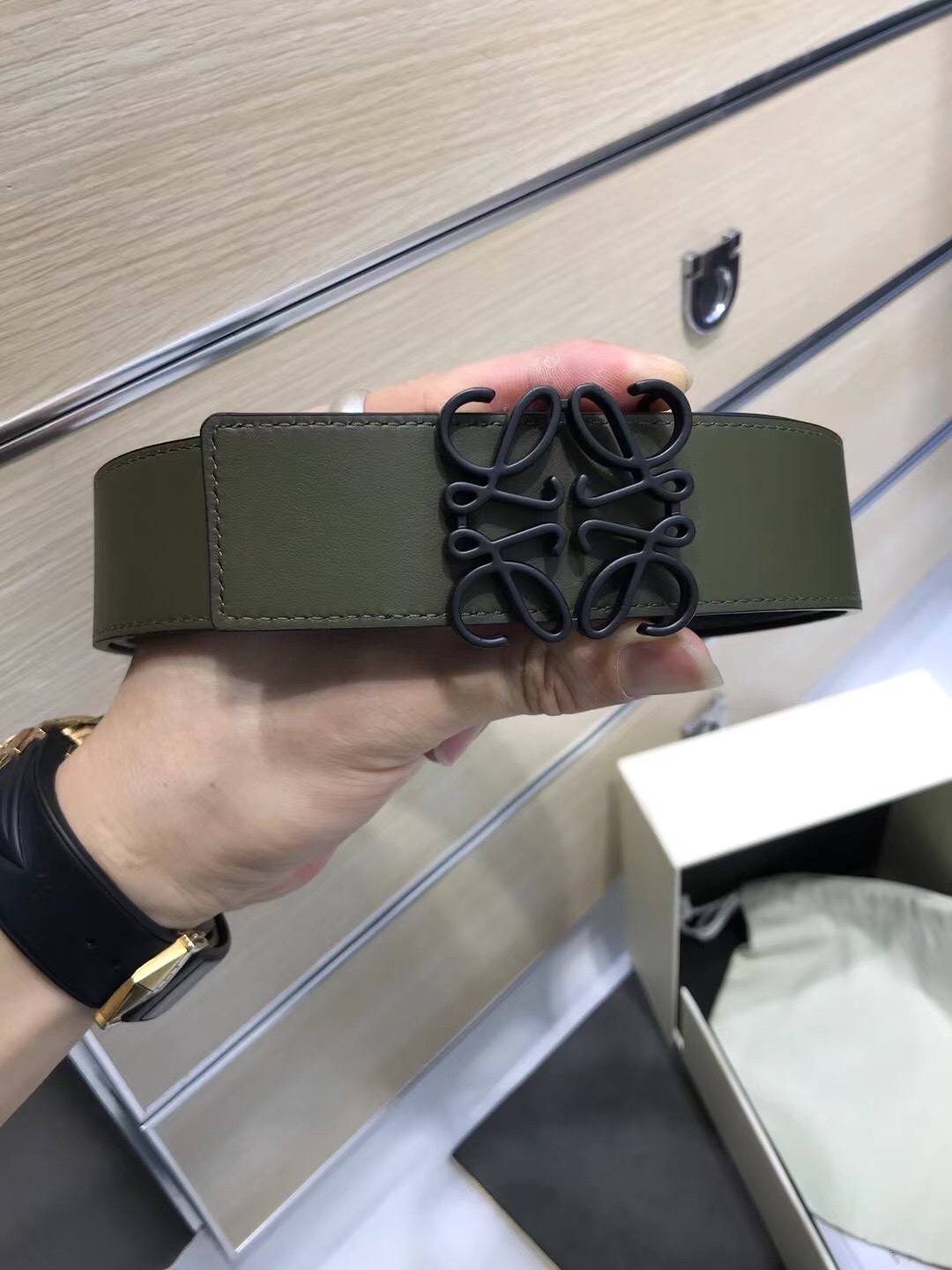 NO:139267,Delivery counter packaging, punching needle, new LOW width 38 MM supports NFC chip scanning, logo shaped belt, imported original lychee pattern made of olive green calfskin pattern, gold-plated surface metal products, quality assurance, non-market currency!  , belt, cowhide, gold plating19860909配送专柜包装 打孔针  新款 LOW 宽38 MM 支持NFC 芯片扫描,标志造型皮带,进口原版荔枝纹配 橄榄绿小牛皮纹制成,镀金表面金属制品,品质保证,非市场通货！,皮带,cowhide,gold plating,Belt