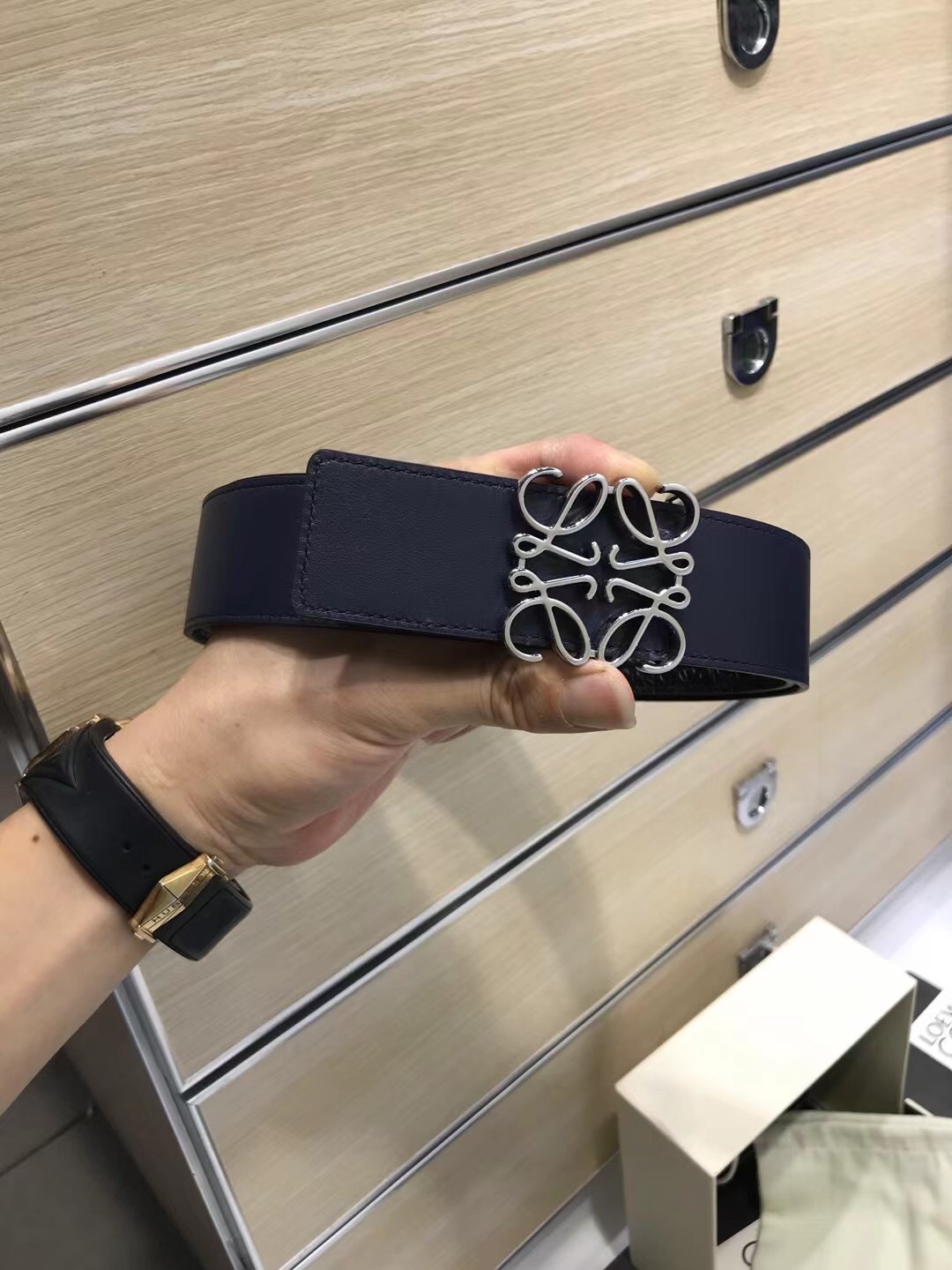 NO:139284,Delivery counter packaging, punching needle, new LOW width 38 MM supports NFC chip scanning, logo shaped belt, imported original calfskin embossed pattern with navy blue calfskin pattern, gold-plated surface metal products, quality assurance, non-market currency!  , belt, cowhide, gold plating19860909配送专柜包装 打孔针  新款 LOW 宽38 MM 支持NFC 芯片扫描,标志造型皮带,进口原版小牛皮压花纹配藏蓝色小牛皮纹制成,镀金表面金属制品,品质保证,非市场通货！,皮带,cowhide,gold plating,Belt