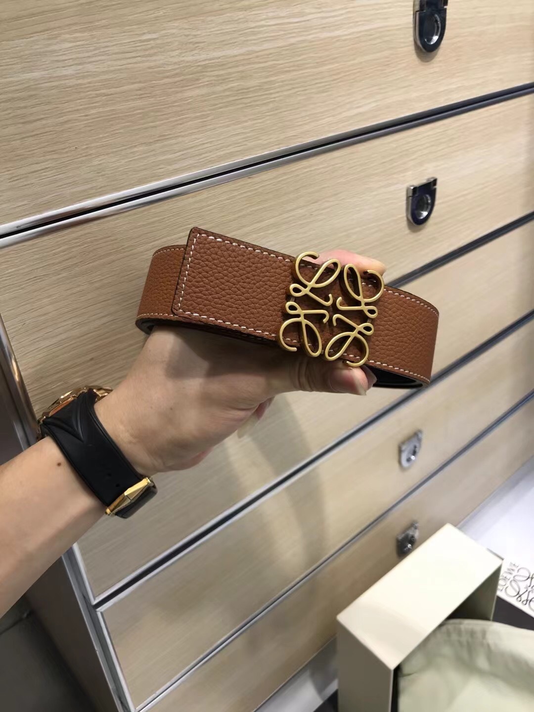 NO:139280,Delivery counter packaging, punching needle, new LOW width 38 MM supports NFC chip scanning, logo shaped belt, imported original caramel lychee pattern with black calfskin pattern, gold-plated surface metal products, quality assurance, non-market currency!  , belt, cowhide, gold plating19860909配送专柜包装 打孔针  新款 LOW 宽38 MM 支持NFC 芯片扫描,标志造型皮带,进口原版焦糖色荔枝纹配黑色小牛皮纹制成,镀金表面金属制品,品质保证,非市场通货！,皮带,cowhide,gold plating,Belt