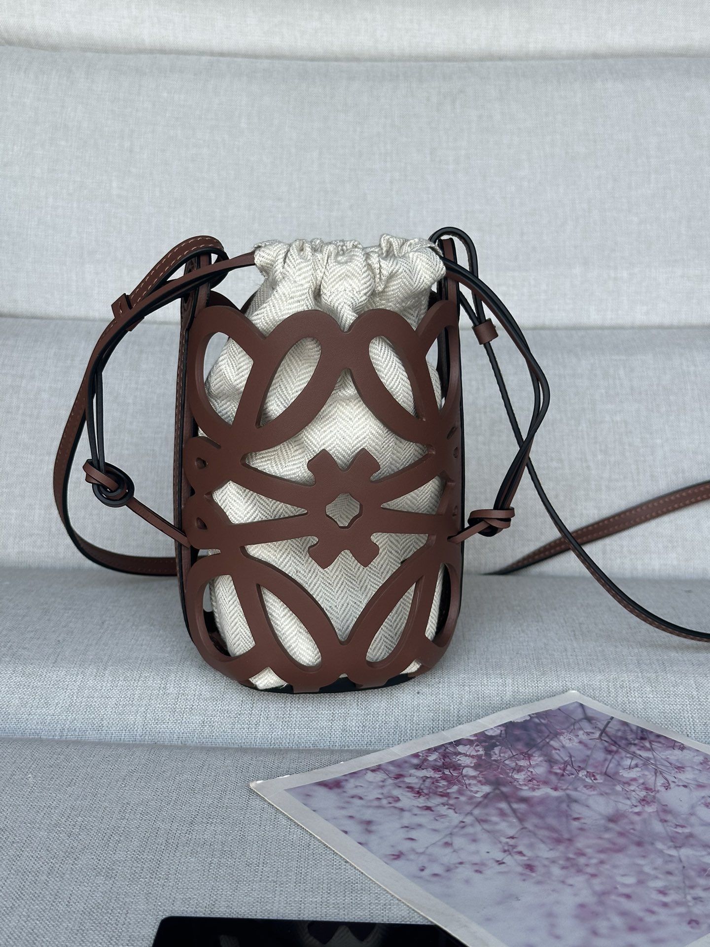 NO:180899,Brand new hollow handbag. cowhide leather/canvas [Let me see] [Let me see] 922c Size: 21-long 12-width 7cm multi-function crossbody handbag, Anagram hollow cowhide design, herringbone cotton canvas belt lining, crossbody side back., Superior Loewe, loewe, cowhide19860909全新 镂空手袋. 牛皮革/帆布 [让我看看][让我看看] 922c 尺寸:高21-长12-宽7cm 多功能斜挎手袋,Anagram镂空牛皮设计,人字棉帆布束带内衬,可斜挎侧背.,特级罗意威,loewe,cowhide,Bag