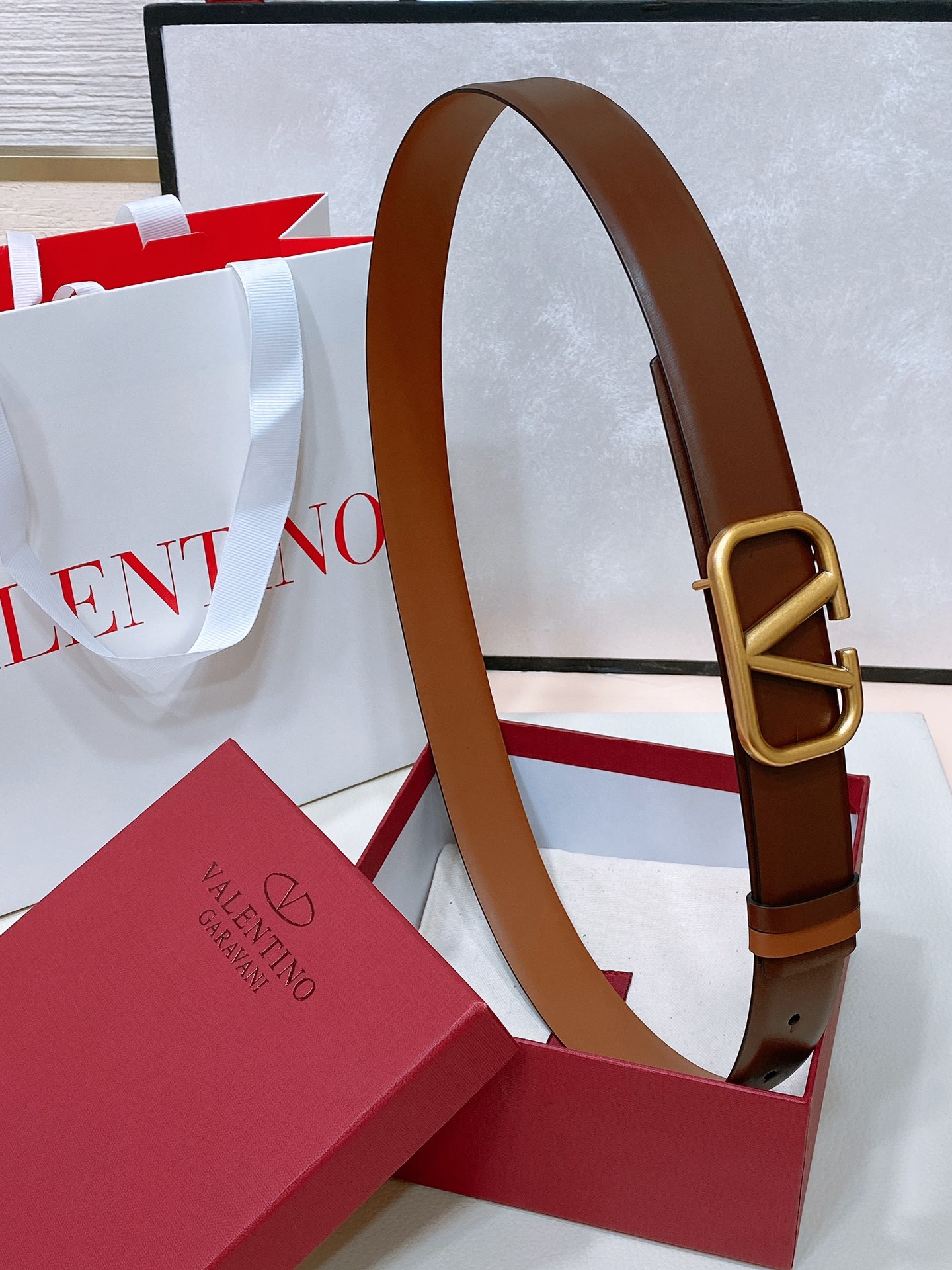 。华伦天奴VALENTINO GARAVANI VLOGO SIGNATURE 可双面佩戴 黄铜经典扣 