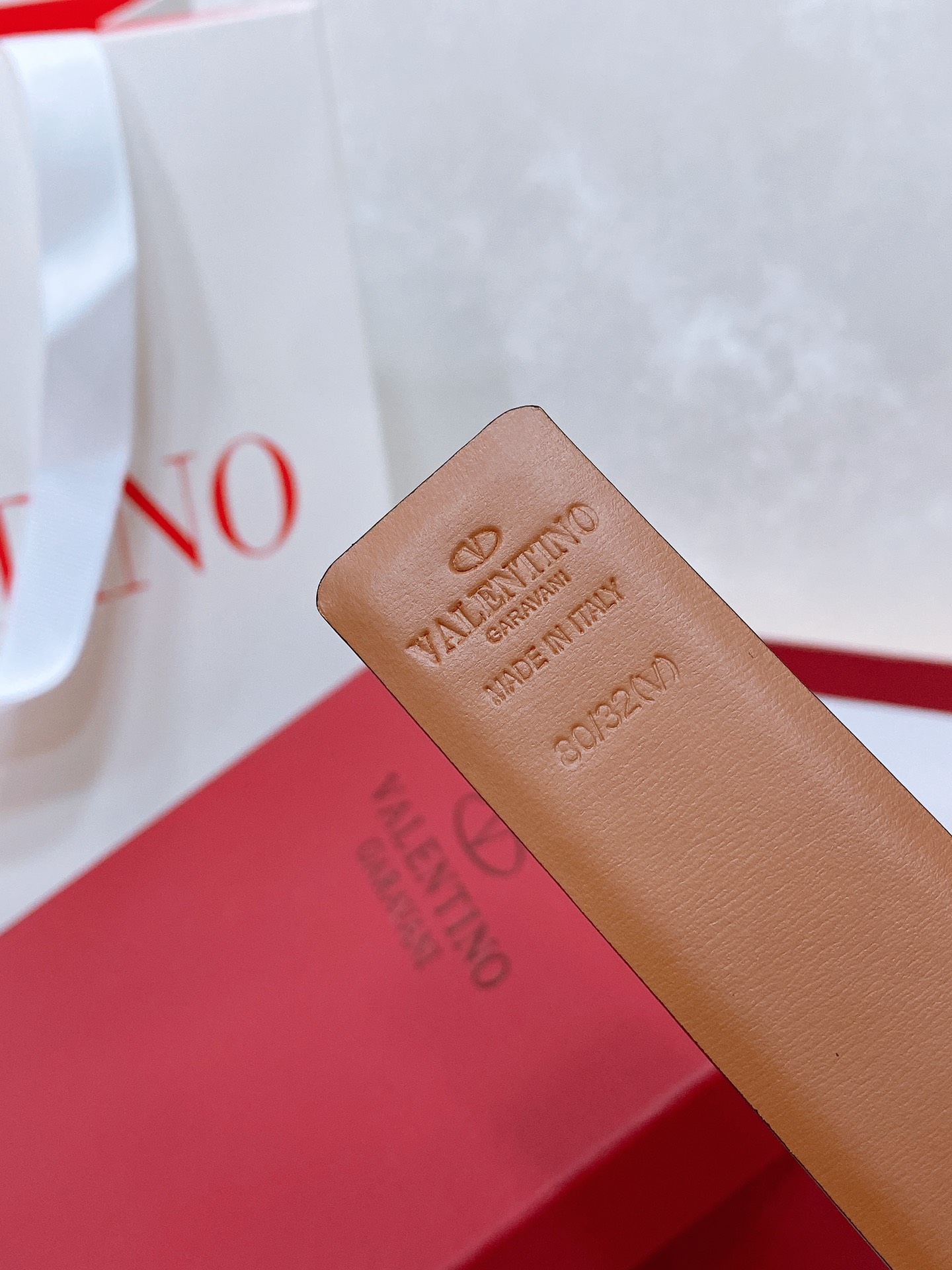 。华伦天奴VALENTINO GARAVANI VLOGO SIGNATURE 可双面佩戴 黄铜经典扣 