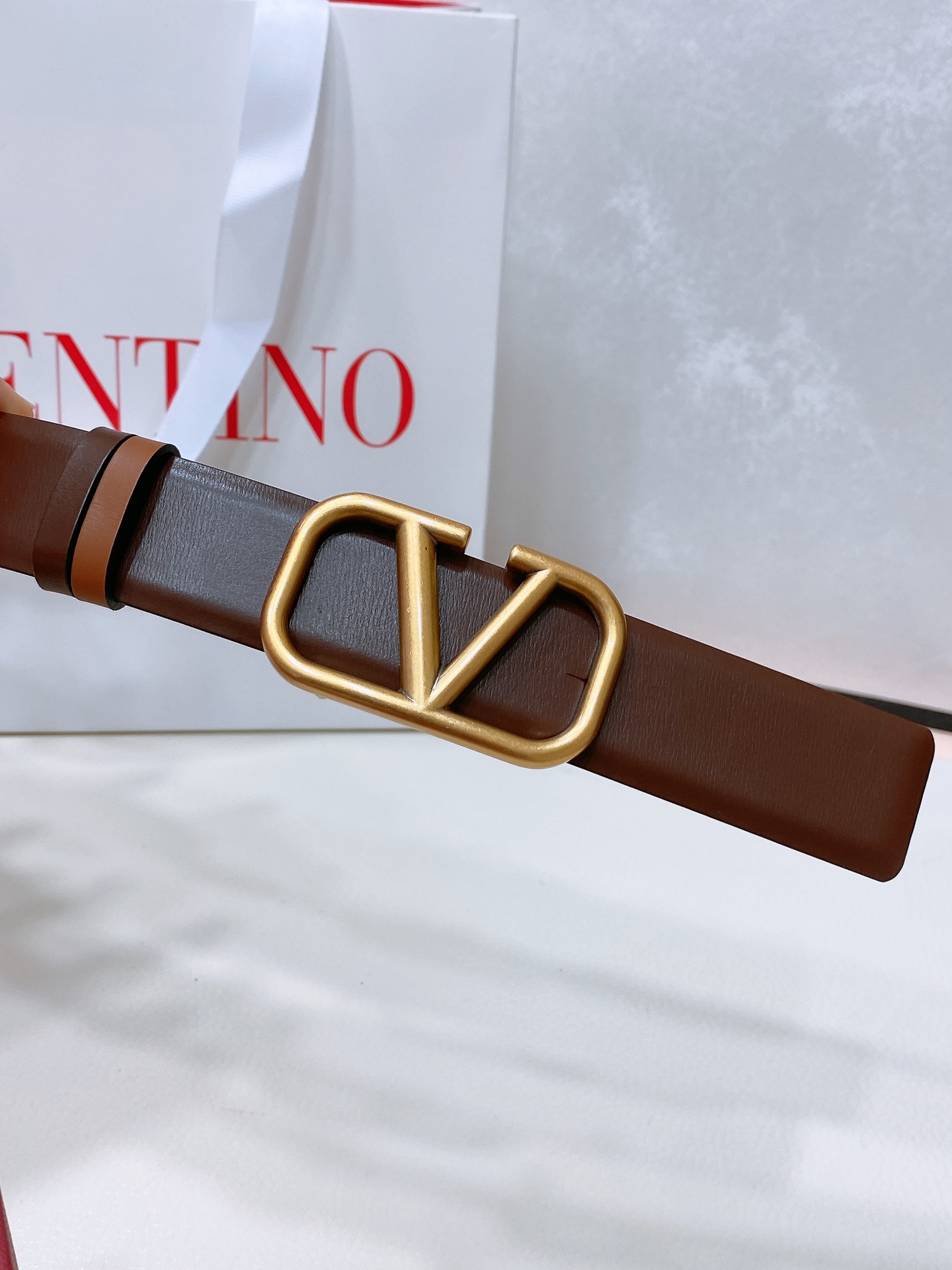 。华伦天奴VALENTINO GARAVANI VLOGO SIGNATURE 可双面佩戴 黄铜经典扣 