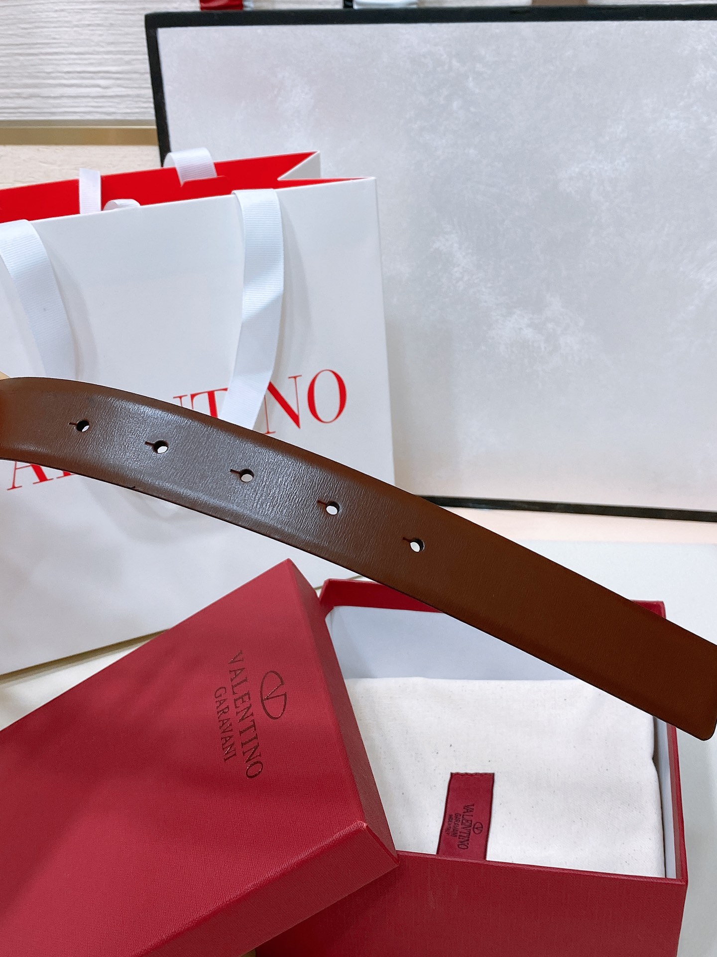 。华伦天奴VALENTINO GARAVANI VLOGO SIGNATURE 可双面佩戴 黄铜经典扣 