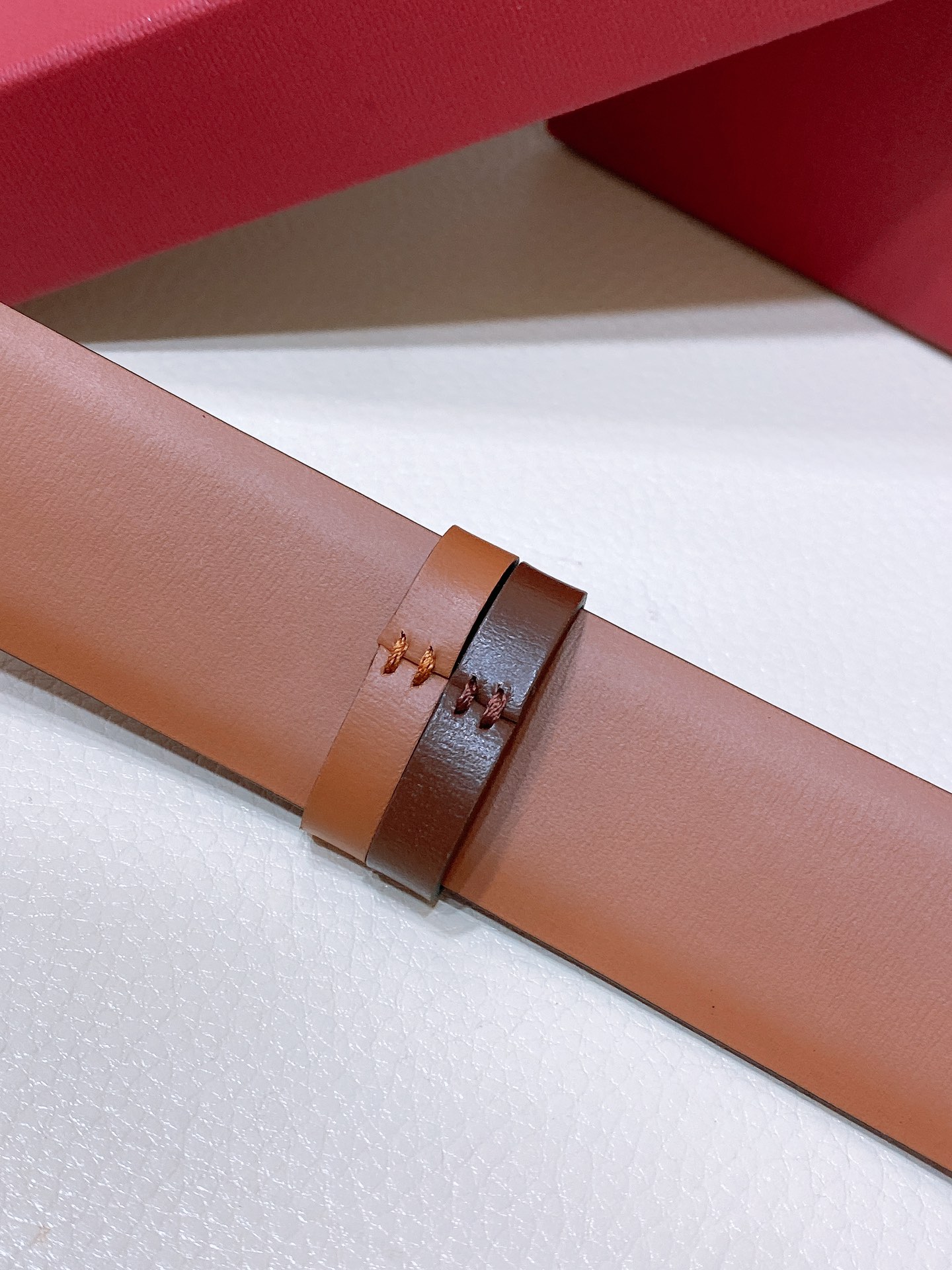 。华伦天奴VALENTINO GARAVANI VLOGO SIGNATURE 可双面佩戴 黄铜经典扣 