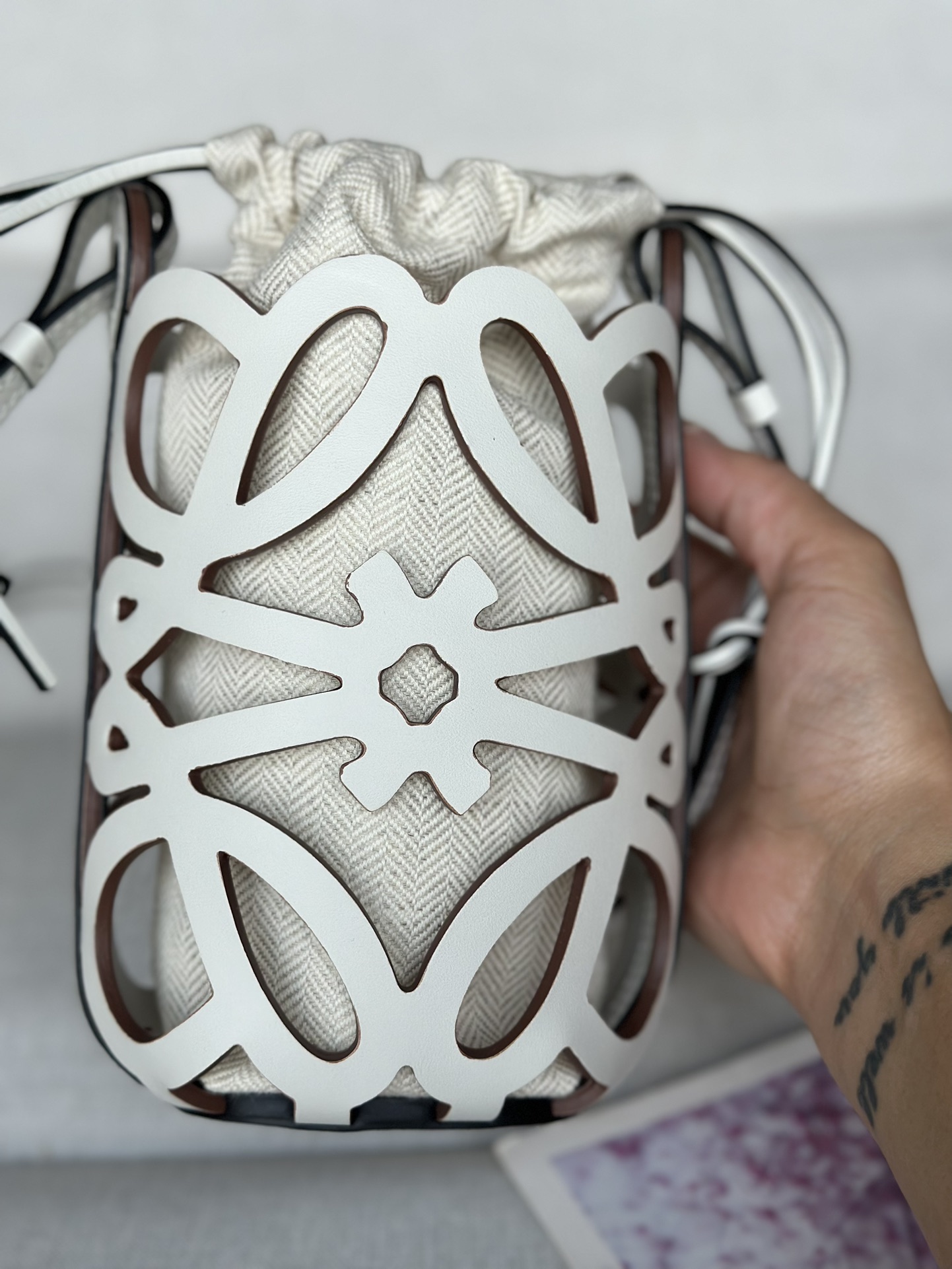 NO:180905,Brand new hollow handbag. cowhide leather/canvas [Let me see] [Let me see] 922c Size: 21-long 12-width 7cm multi-function crossbody handbag, Anagram hollow cowhide design, herringbone cotton canvas belt lining, crossbody side back., Superior Loewe, loewe, cowhide19860909全新 镂空手袋. 牛皮革/帆布 [让我看看][让我看看] 922c 尺寸:高21-长12-宽7cm 多功能斜挎手袋,Anagram镂空牛皮设计,人字棉帆布束带内衬,可斜挎侧背.,特级罗意威,loewe,cowhide,Bag