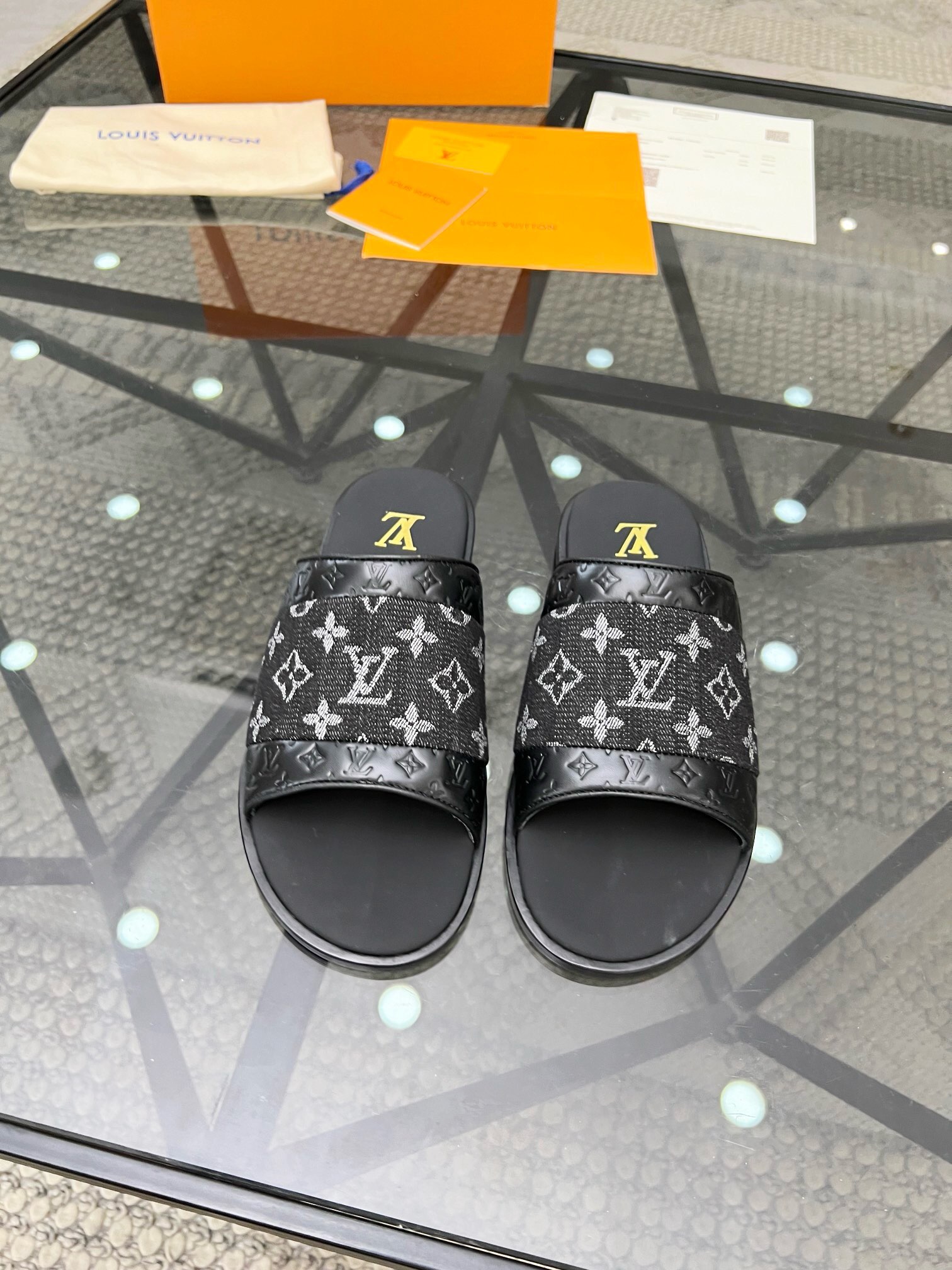 NO:217040,Brand LOUIS VUITTON original color matching code number 39-44 standard code price material Louis Vuitton new model men's slippers, 1:1 high-end quality, first layer cowhide material, matched with classic presbyopia logo, splicing color craftsmanship original (real leather outsole) casual, fashionable, comfortable, high-quality and boutique, must-have in summer!  , Louis Vuitton - slippers - sandals, louis vuitton, louis vuitton, sandals, slippers, cowhide, Leather soles19860909品牌LOUIS VUITTON 颜色原版配色 码数39-44标准码 价格 材质路易威登新款 男士 拖鞋,1:1高端品质,头层牛皮材质 搭配经典老花logo,拼接色彩工艺 原版（真皮大底）休闲 时尚 舒适型,高品质精品,夏季必备哦！,路易威登-拖鞋-凉鞋,louis vuitton,louis vuitton,sandals,slippers,cowhide,Leather soles,Men's shoes