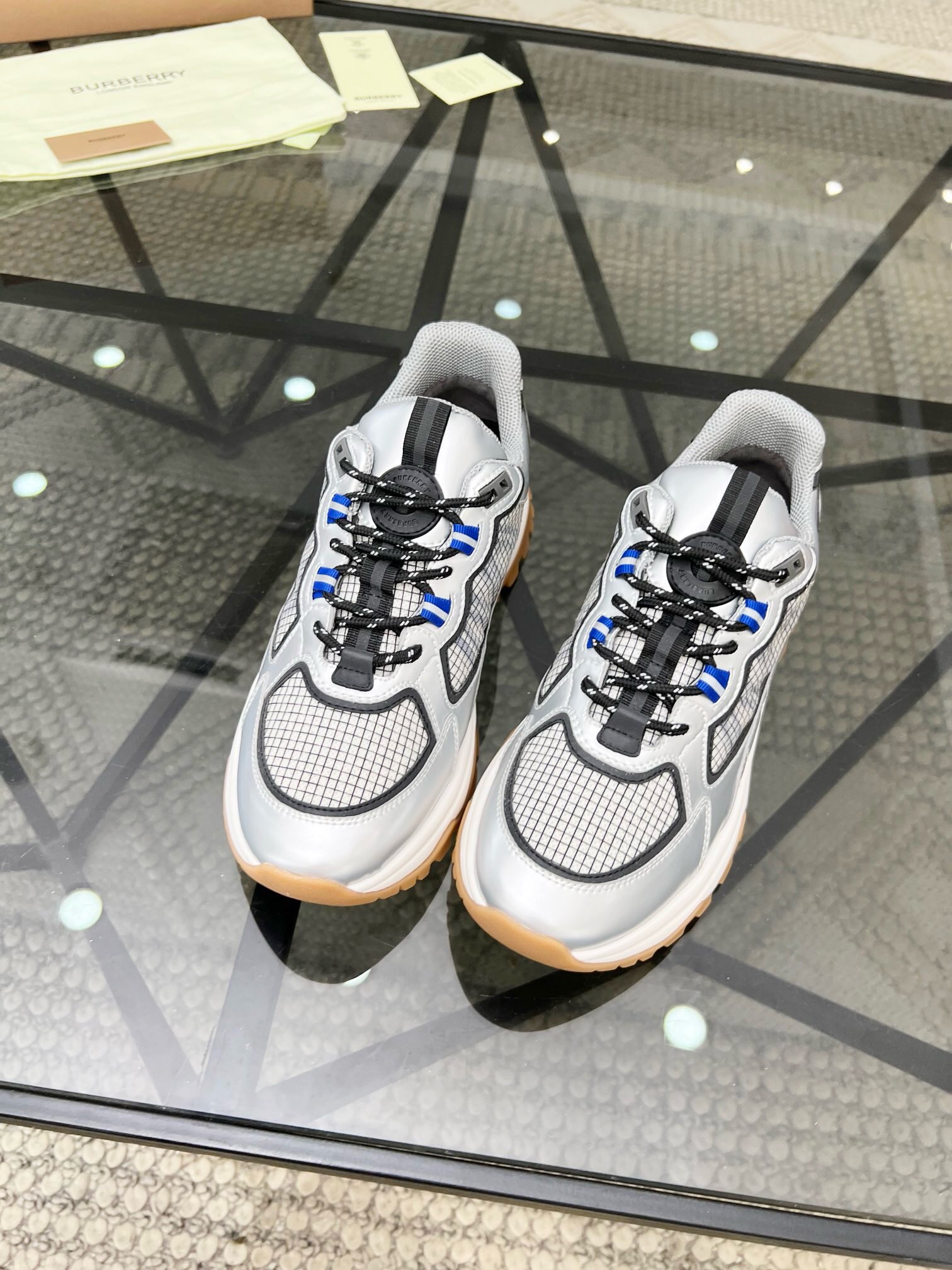 NO:218650,Brand BURBERRY Color original color matching Number 38-44 standard code Price Material Burberry new products Men's casual shoes uppers are made of original color-blocking fabric spliced ​​cowhide comfortable water dyed cowhide footbed simple style design Fashion trend original mold opening rubber outsole high version original single quality, Burberry casual shoes, burberry, burberry, cowhide19860909品牌BURBERRY 颜色原版配色 码数38-44标准码 价格 材质巴宝莉新品 男士休闲鞋鞋面采用原版拼色布料拼接牛皮舒适水染牛皮垫脚简约的版型设计时尚潮流原版开模橡胶大底高版本原单品质,巴宝莉 休闲鞋,burberry,burberry,cowhide,Men's shoes