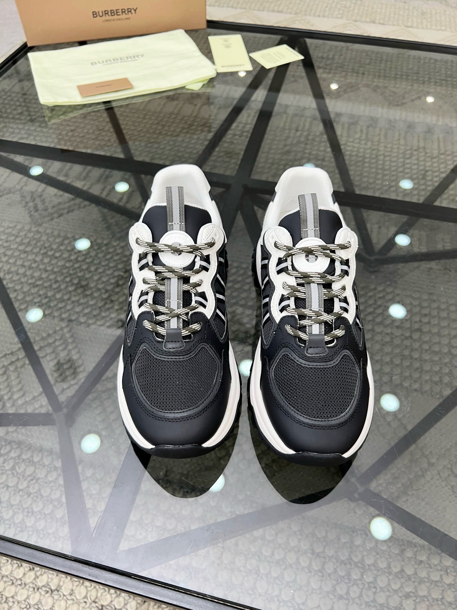 NO:217169,Brand BURBERRY Color original color matching Number 38-44 standard code Price Material Burberry new products Men's casual shoes uppers are made of original color-blocking fabric spliced ​​cowhide comfortable water dyed cowhide footbed simple style design Fashion trend original mold opening rubber outsole high version original single quality, Burberry casual shoes, burberry, burberry, cowhide19860909品牌BURBERRY 颜色原版配色 码数38-44标准码 价格 材质巴宝莉新品 男士休闲鞋鞋面采用原版拼色布料拼接牛皮舒适水染牛皮垫脚简约的版型设计时尚潮流原版开模橡胶大底高版本原单品质,巴宝莉 休闲鞋,burberry,burberry,cowhide,Men's shoes