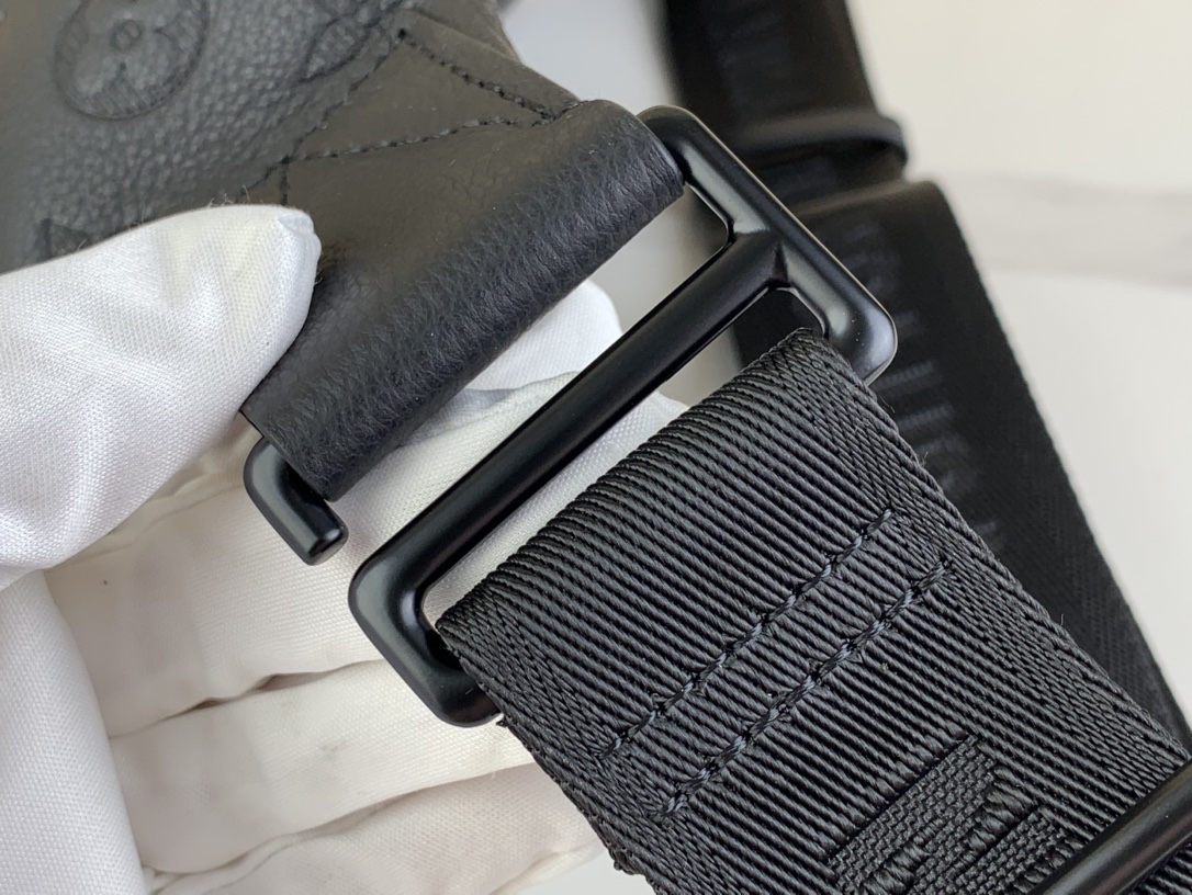 Louis Vuitton Monogram Shadow 腰包皮带,lv,包 9