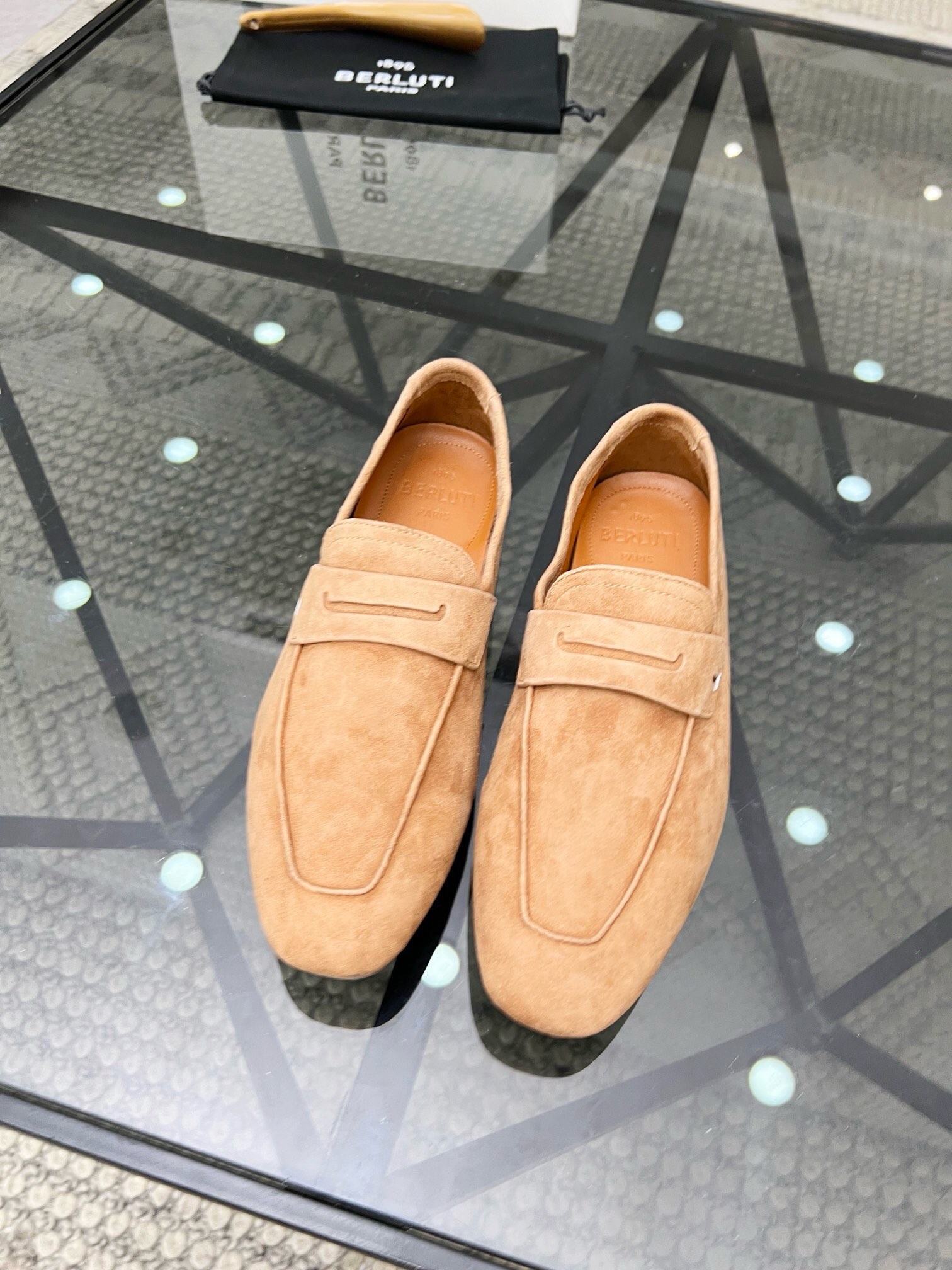 NO:218144,Brand Berluti color original color matching 39-44 customized 38.45 price Material Berluti new style high-end top · original single Ber* Berluti French top men's shoes. The Berluti brand's debut broke the convention and launched a new Edge last. This bold improvement of the iconic last is of great significance to its unique shape and width of the side. On Alessandro shoes, this angular outline is more perspective-like by Kris' bold and professional new Cloudy dyeing. It is both business and casual. Classic and fashionable!  The handwritten patterns on the shoe body add a lot of color, Berluti, christian louboutin, Dolce & Gabbana19860909品牌Berluti 颜色原版配色 码数39-44定做38.45 价格 材质伯尔鲁帝新款 高端 顶级·原单Ber*布鲁提法国顶级男鞋,Berluti品牌的首秀中打破常规,推出全新的Edge鞋楦.标志性鞋楦的这种大胆改良,对于其独特形状和边宽创意工作意义重大、在Alessandro鞋履上,这种棱角分明的轮廓经Kris大胆专业的全新Cloudy 染色显得更有透视感.既商务又休闲.经典时尚！鞋身的手写纹更为其增色不少,Berluti 布鲁提,christian louboutin,Dolce&Gabbana,Men's shoes