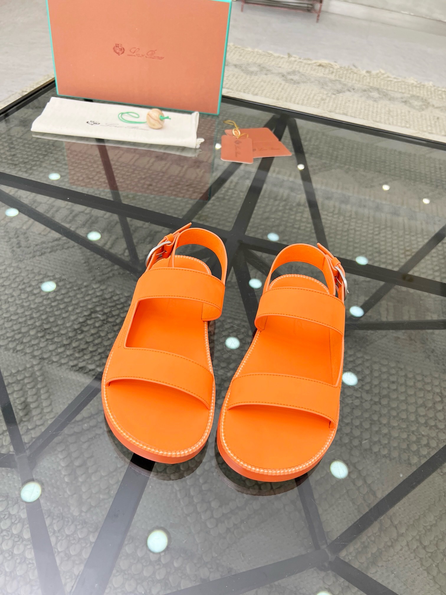 NO:218357,Brand Loro Piana color original color matching, code number 39-45 customized 46 price Material Nouo Pianya summer hot product shipped!  LP men's casual sandals The upper of this sandal is made of original cowhide, presenting a unique three-dimensional effect. The mid-layer foot is the original 1:1 replica private model (general leather outsole) with three-dimensional and skin-friendly feel. It is extremely comfortable to wear., LP-slippers-sandals, loro piana, loro piana, sandals, slippers, cowhide, Leather soles19860909品牌Loro Piana 颜色原版配色 码数39-45定做46 价格 材质诺悠翩雅夏季爆款出货！LP男士休闲凉拖鞋 此款凉鞋 鞋面采用原版牛皮 ,呈现出别致的立体效果,中层脚掌为原版1:1复刻私模（真皮大底）立体感和亲肤感十足 上脚极度舒适.,LP-拖鞋-凉鞋,loro piana,loro piana,sandals,slippers,cowhide,Leather soles,Men's shoes