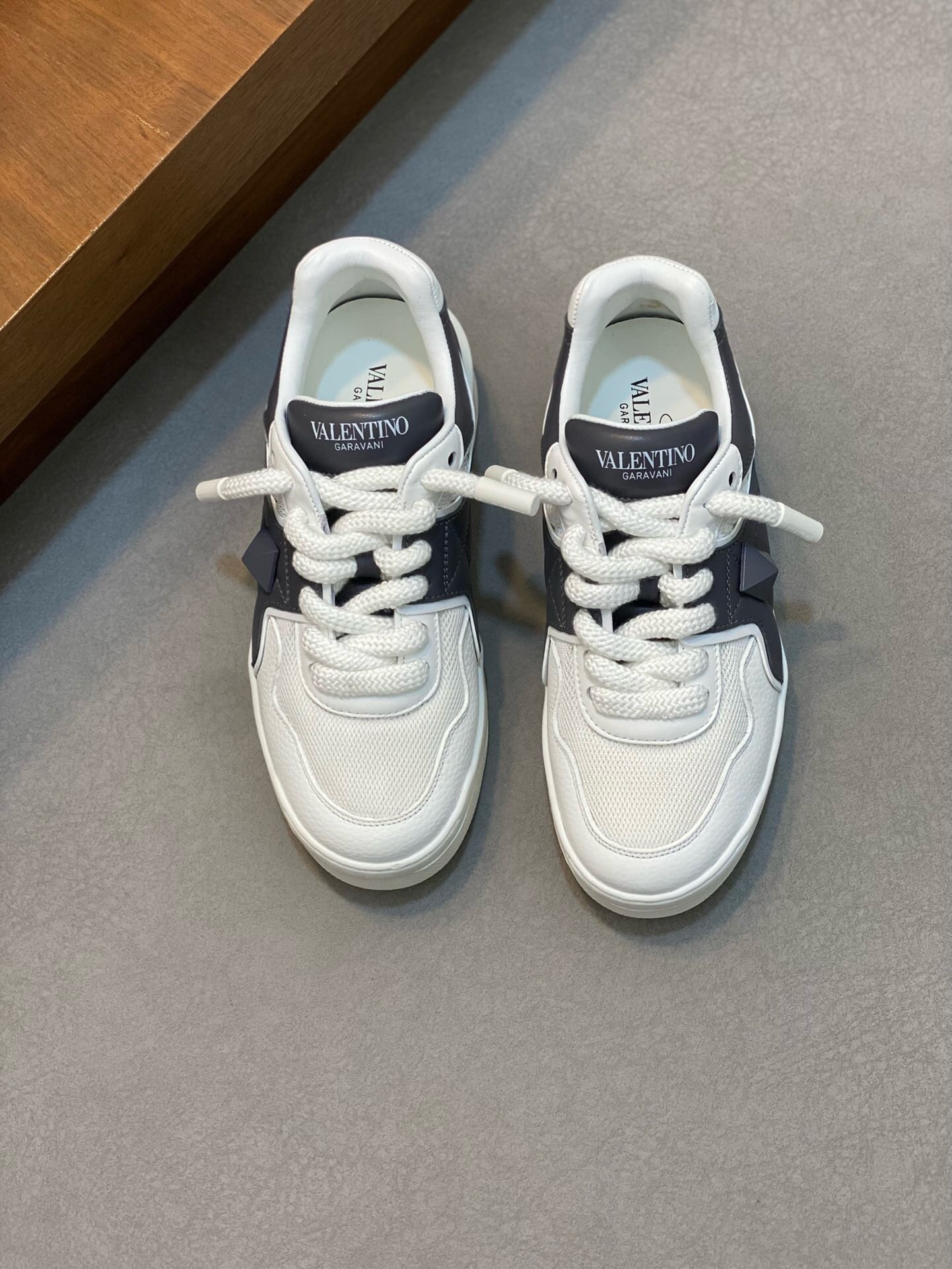 NO:217671,Brand VALENTINO Color Original Color Code Number 38-44 Standard Code Price Material Valentino New Product Casual Sports Shoes!  Classic old-fashioned original single quality top version fashion trend details are impeccable using imported cowhide splicing to make cowhide feet feel comfortable and superior quality original replica outsole, Valentino casual shoes, valentino, valentino, sneakers, cowhide19860909品牌VALENTINO 颜色原版配色 码数38-44标准码 价格 材质华伦天奴新品休闲 运动鞋！经典不老款原单品质顶级版本时尚潮流细节无可挑剔采用进口牛皮拼接制作牛皮垫脚脚感舒适品质优越原版复刻大底,华伦天奴休闲鞋,valentino,valentino,sneakers,cowhide,Men's shoes