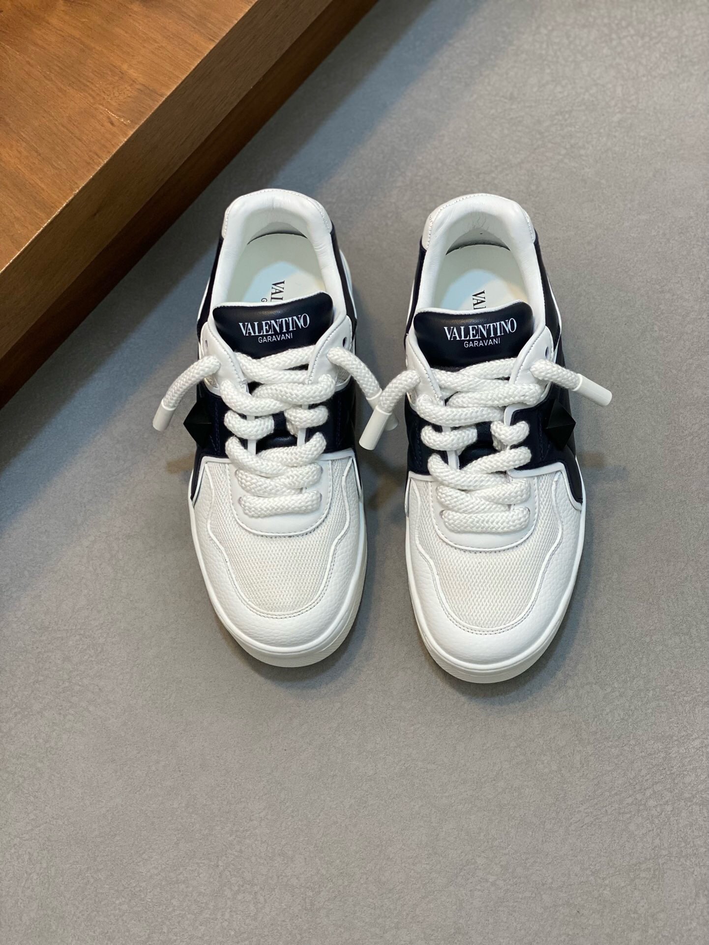 NO:219466,Brand VALENTINO Color Original Color Code Number 38-44 Standard Code Price Material Valentino New Product Casual Sports Shoes!  Classic old-fashioned original single quality top version fashion trend details are impeccable using imported cowhide splicing to make cowhide feet feel comfortable and superior quality original replica outsole, Valentino casual shoes, valentino, valentino, sneakers, cowhide19860909品牌VALENTINO 颜色原版配色 码数38-44标准码 价格 材质华伦天奴新品休闲 运动鞋！经典不老款原单品质顶级版本时尚潮流细节无可挑剔采用进口牛皮拼接制作牛皮垫脚脚感舒适品质优越原版复刻大底,华伦天奴休闲鞋,valentino,valentino,sneakers,cowhide,Men's shoes