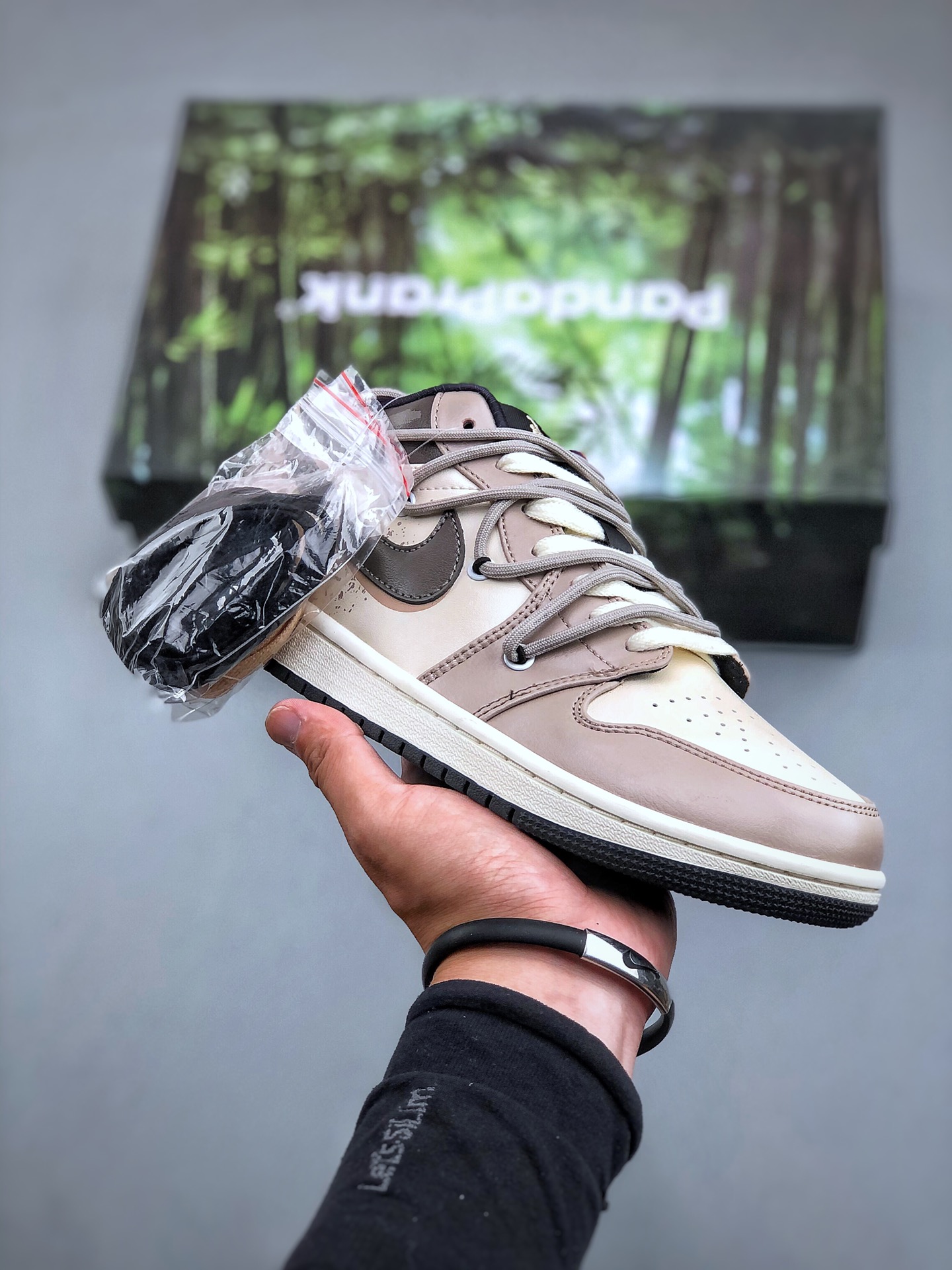 Air Jordan  Low AJ1 乔1熊猫恶作剧 街头涂鸦-天使恶魔 低帮篮球鞋 DQ8421-001 #整体围绕熊猫恶作剧涂鸦主题设计，鞋身整体采用专属颜料重新喷涂。特殊原创设计图标涂9