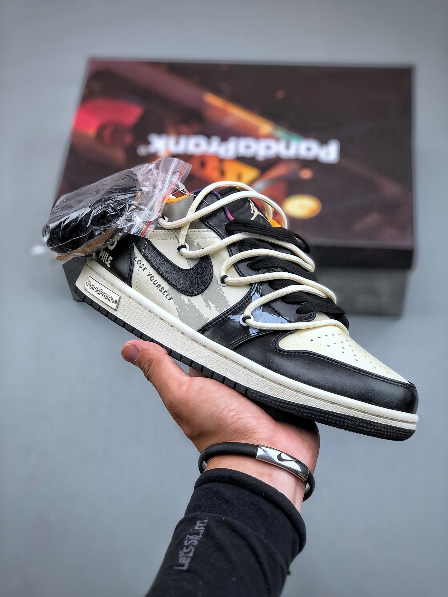Air Jordan  Low 大人物 黑白此款整体围绕熊猫恶作剧涂鸦主题设计，鞋身整体采用专属颜料重新喷涂。特殊原创设计图标涂鸦装饰，添加潮流素效果喷涂点缀。货号：DQ8422-001  尺9