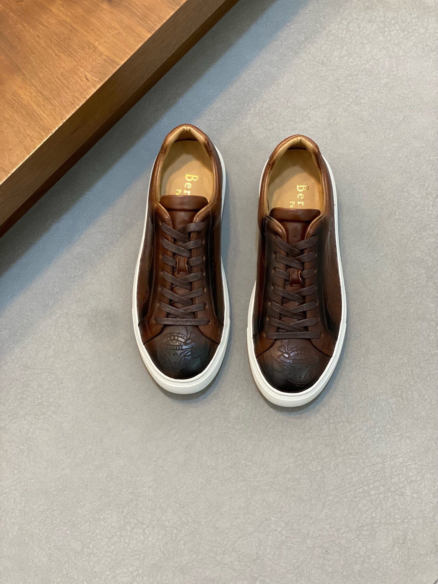 NO:218135,Brand Berluti color original color matching 40-44 customized 45.46 Price Material Berluti new style high-end Top · Original single Ber* Berluti French top men's shoes, Berluti brand's debut broke the convention and launched a new Edge last. This bold improvement of the iconic last is of great significance to its unique shape and width of the side. On Alessandro shoes, this angular outline is more perspective-like by Kris' bold and professional new Cloudy dyeing. It is both business and casual. Classic and fashionable!  The handwritten patterns on the shoe body add a lot of color, Berluti, christian louboutin, Dolce & Gabbana19860909品牌Berluti 颜色原版配色 码数40-44定做45.46 价格 材质伯尔鲁帝新款 高端 顶级·原单Ber*布鲁提法国顶级男鞋,Berluti品牌的首秀中打破常规,推出全新的Edge鞋楦.标志性鞋楦的这种大胆改良,对于其独特形状和边宽创意工作意义重大、在Alessandro鞋履上,这种棱角分明的轮廓经Kris大胆专业的全新Cloudy 染色显得更有透视感.既商务又休闲.经典时尚！鞋身的手写纹更为其增色不少,Berluti 布鲁提,christian louboutin,Dolce&Gabbana,Men's shoes