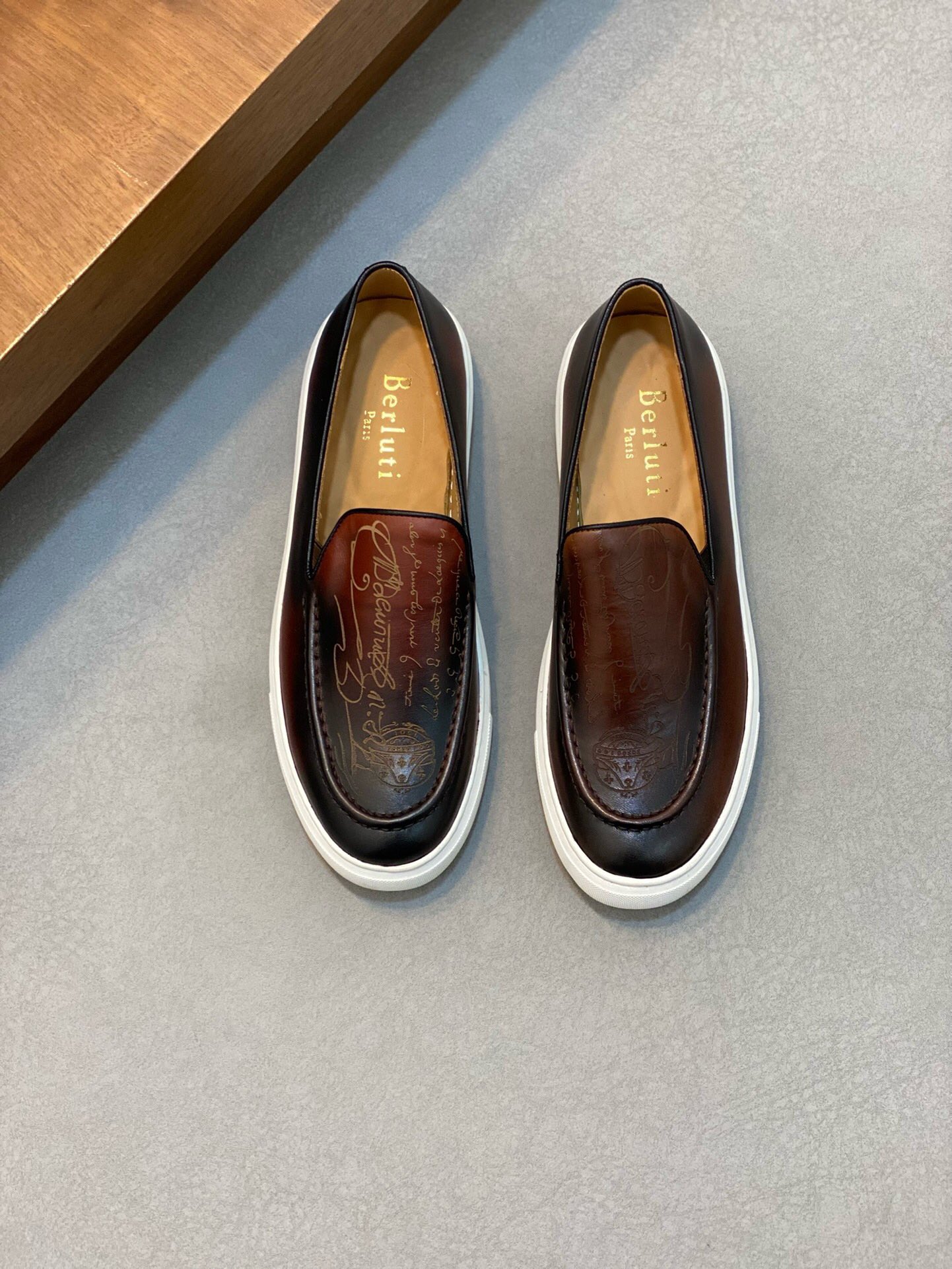 NO:216967,Brand Berluti color original color matching 40-44 customized 45.46 Price Material Berluti new style high-end Top · Original single Ber* Berluti French top men's shoes, Berluti brand's debut broke the convention and launched a new Edge last. This bold improvement of the iconic last is of great significance to its unique shape and width of the side. On Alessandro shoes, this angular outline is more perspective-like by Kris' bold and professional new Cloudy dyeing. It is both business and casual. Classic and fashionable!  The handwritten patterns on the shoe body add a lot of color, Berluti, christian louboutin, Dolce & Gabbana19860909品牌Berluti 颜色原版配色 码数40-44定做45.46 价格 材质伯尔鲁帝新款 高端 顶级·原单Ber*布鲁提法国顶级男鞋,Berluti品牌的首秀中打破常规,推出全新的Edge鞋楦.标志性鞋楦的这种大胆改良,对于其独特形状和边宽创意工作意义重大、在Alessandro鞋履上,这种棱角分明的轮廓经Kris大胆专业的全新Cloudy 染色显得更有透视感.既商务又休闲.经典时尚！鞋身的手写纹更为其增色不少,Berluti 布鲁提,christian louboutin,Dolce&Gabbana,Men's shoes