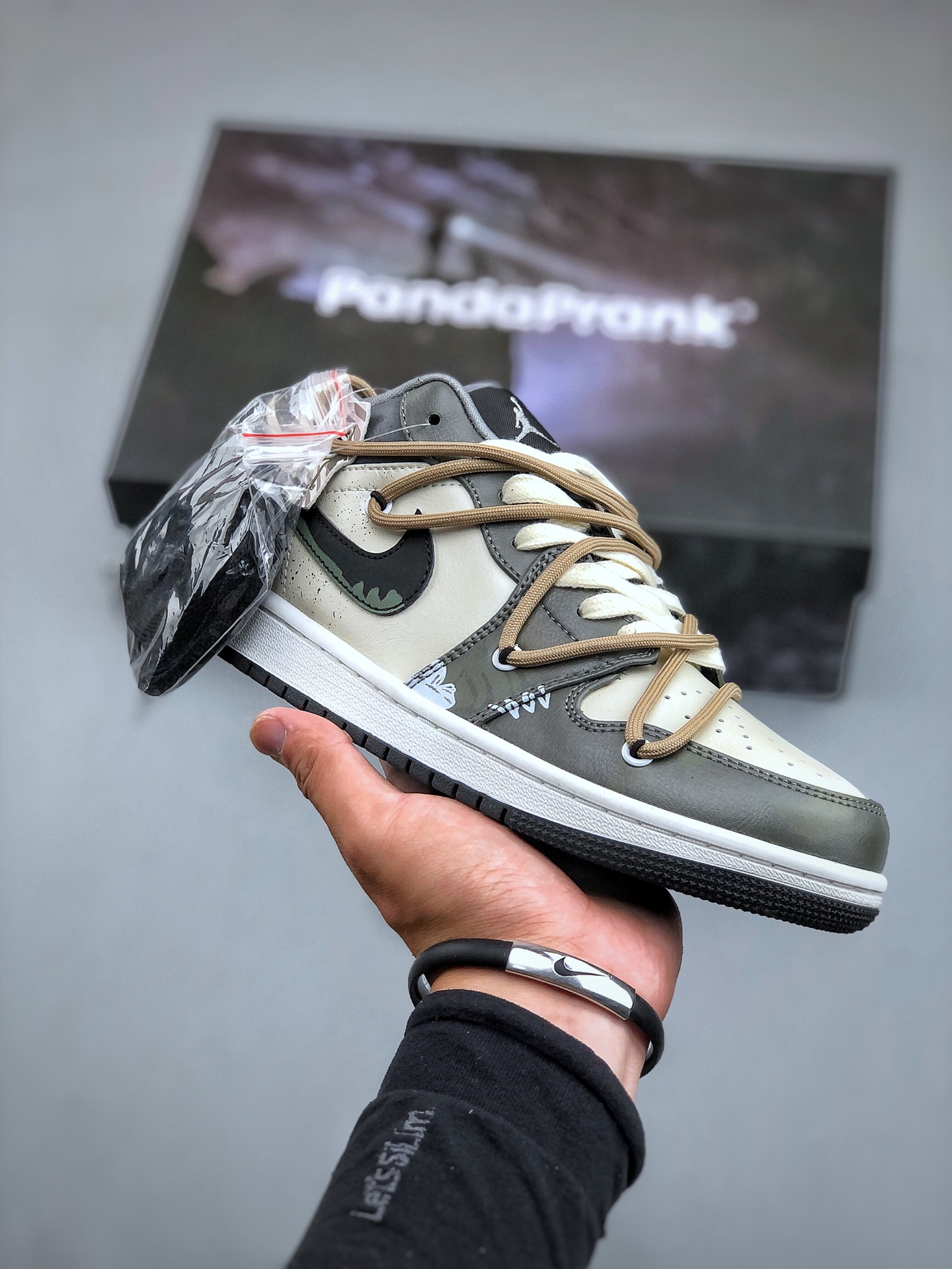 合集#Air Jordan 1 Low 绑带联名 此款整体围绕熊猫恶作剧涂鸦主题设计，鞋身整体采用专属颜料重新喷涂。特殊原创设计图标涂鸦装饰，添加潮流素效果喷涂点缀。货号：553558 尺码：39