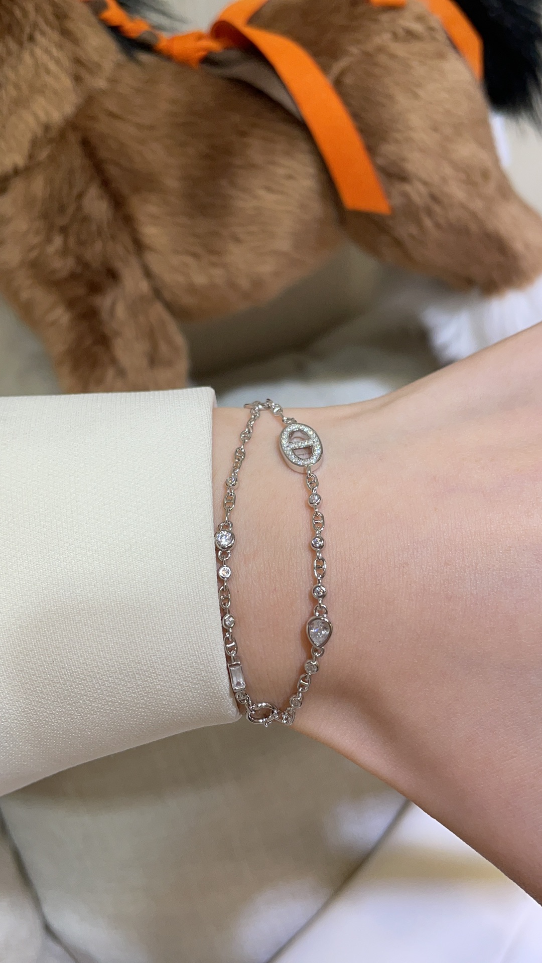 NO:635513,The TO buckle is also a bracelet with diamonds. It can be worn on both sides~,,bracelet,Cardia high-end jewelry19860909TO扣也是带钻的手链佩戴图 相当于两面都能佩戴～,,bracelet,卡迪亚高端饰品,Jewelry